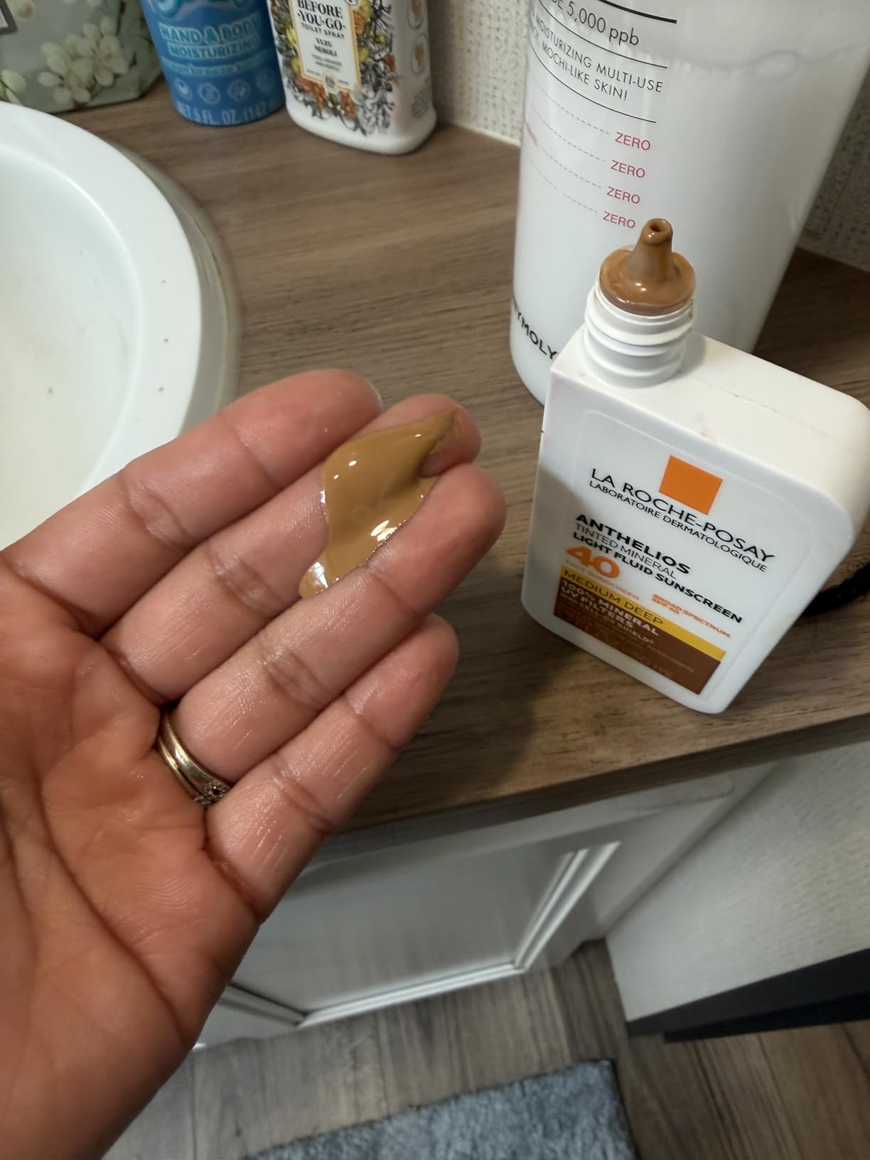 La Roche-Posay Anthelios Sunscreen SPF 40, Ultra-Light Fluid Broad Spectrum SPF 40, Face Sunscreen with Titanium Dioxide Mineral, Lightweight & Fast-Absorbing, Oil-Free, Matte Finish customer photo 1