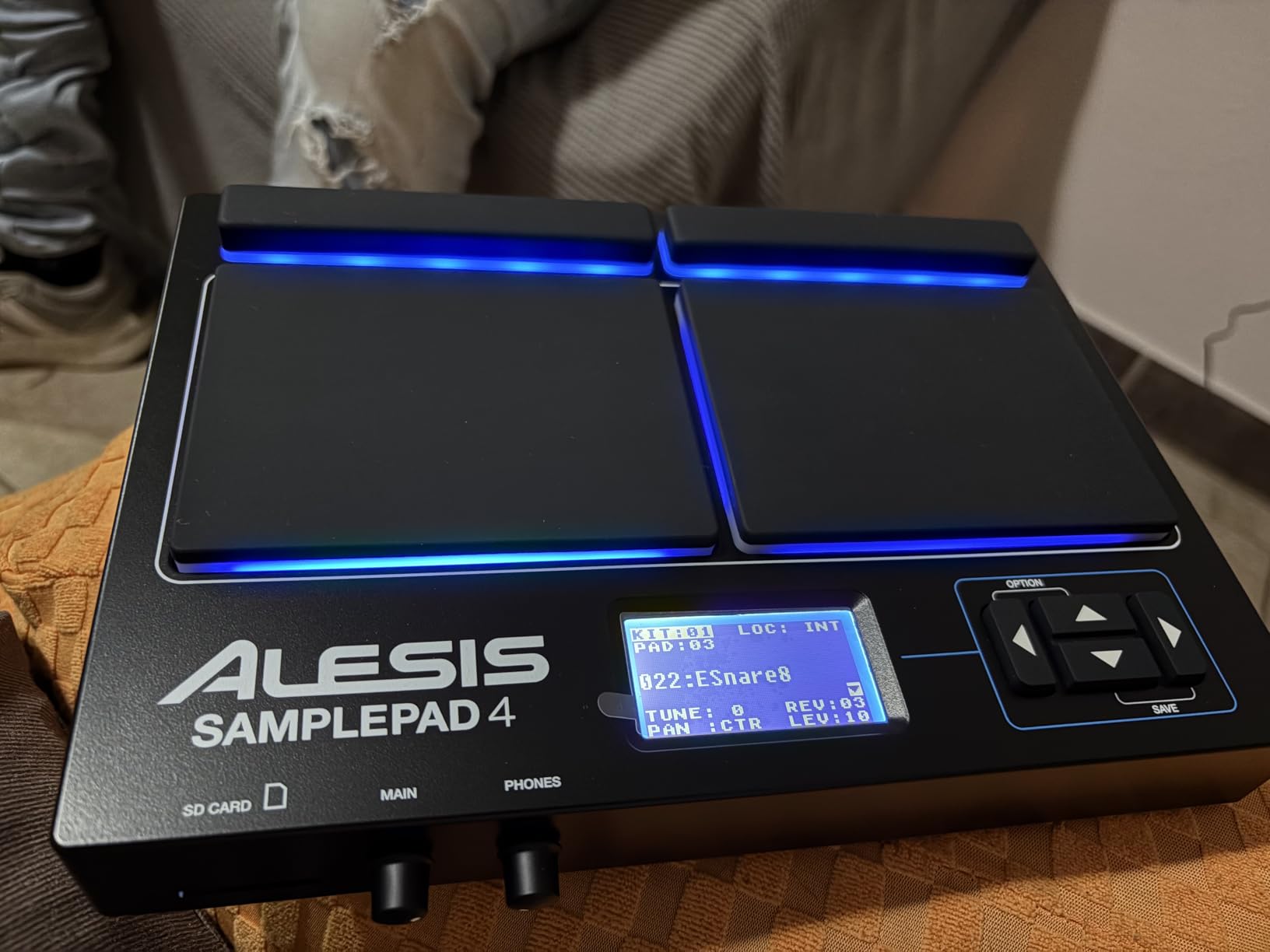 Alesis Sample Pad 4 - Compact Percussion and Sample Triggering Instrument with 4 Velocity-Sensitive Pads, 25 Drum Sounds and SD/SDHC Card Slot customer photo 2