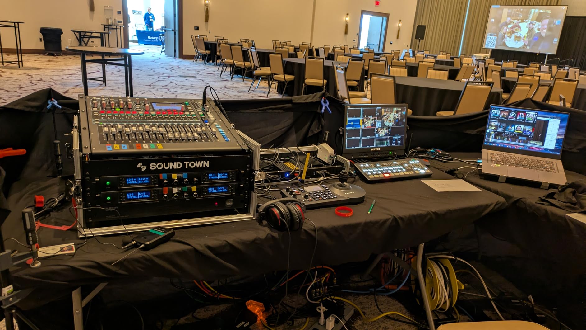 Allen & Heath QU-16C Rack Mountable Compact Digital Mixer, Chrome Edition customer photo 1