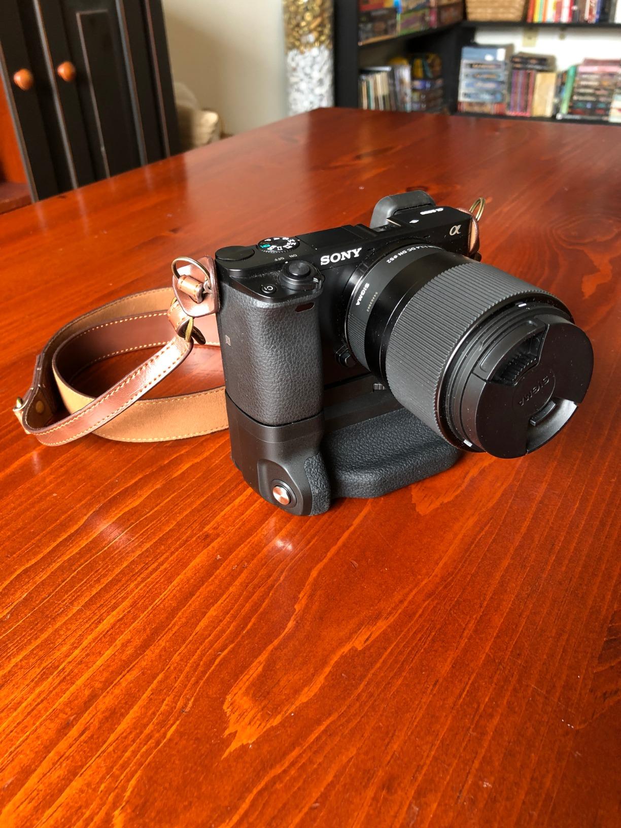 Meike A6300 Battery Grip, A6400 Battery Grip, A6000 Battery Grip, MK-A6300 Pro Built-in Battery Handle 2.4GHZ Remote Controller Up to 100M to Control Shooting for Sony A6000, A6300, A6400 Camera customer photo 1