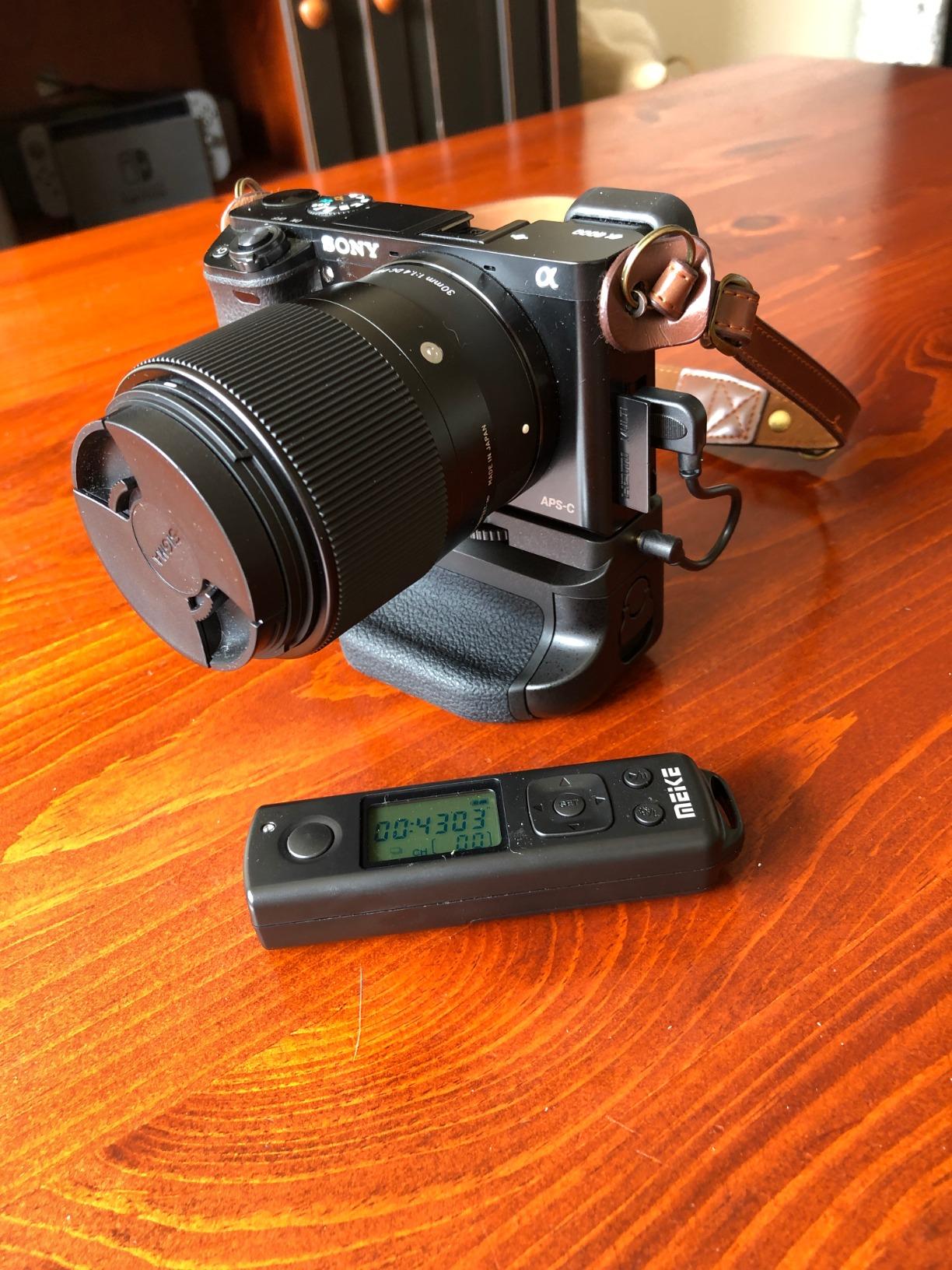 Meike A6300 Battery Grip, A6400 Battery Grip, A6000 Battery Grip, MK-A6300 Pro Built-in Battery Handle 2.4GHZ Remote Controller Up to 100M to Control Shooting for Sony A6000, A6300, A6400 Camera customer photo 2