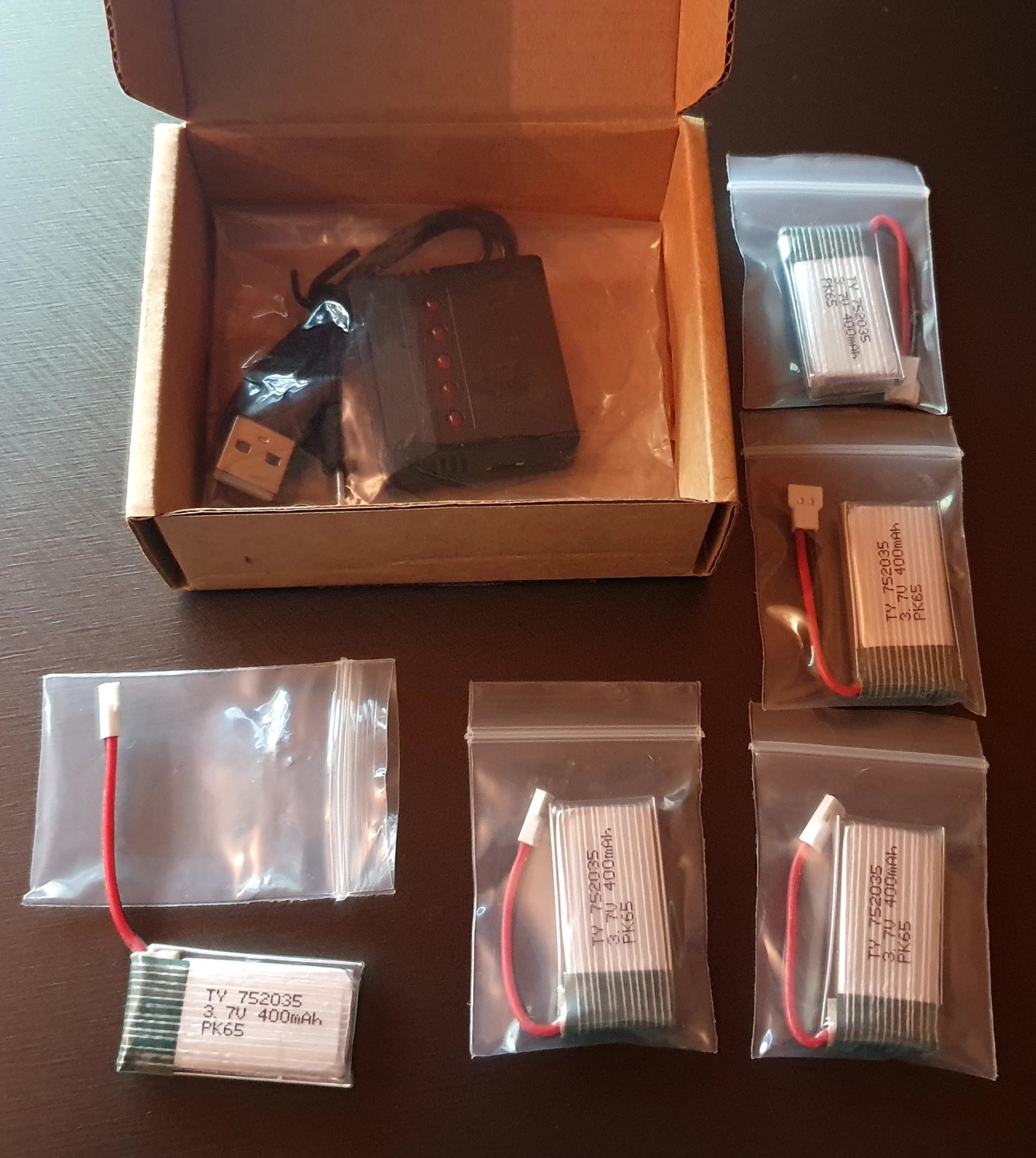 5PCS 3.7V 400mAh Lithium Battery with 5 in 1 Charger for SYMA Q11 H99W H31 H6C H98 AT-96 TR-C385 TR-P51 TR-F22 Quadcopter Spare Parts Aircraft Model Drone Battery (Black) customer photo 1