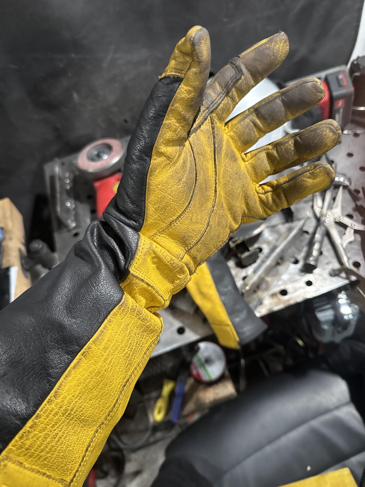 DEWALT Premium Leather Welding Gloves, Fire/Heat Resistant, Gauntlet-Style Cuff, Elastic Wrist customer photo 2