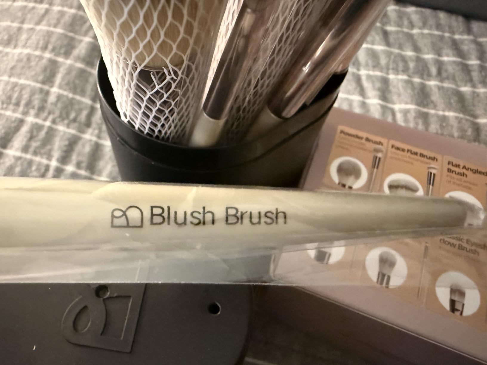 BS-MALL Makeup Brush Set 18 Pcs Professional Foundation Powder Concealers Eyeshadow Blush Synthetic Makeup Brushes with Labeled instruction Black Case Upgraded Version customer photo 2