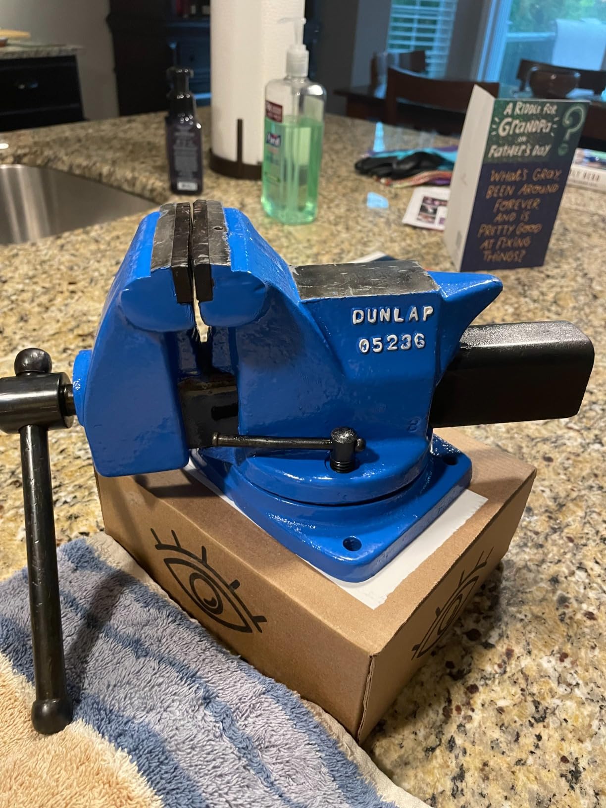 LE LEMATEC Sand Blaster Gun Kit - Portable Sandblaster for Air Compressor - Rust Removal & Glass Etching - Gravity Feed & Siphon Modes - AS118-2C customer photo 2