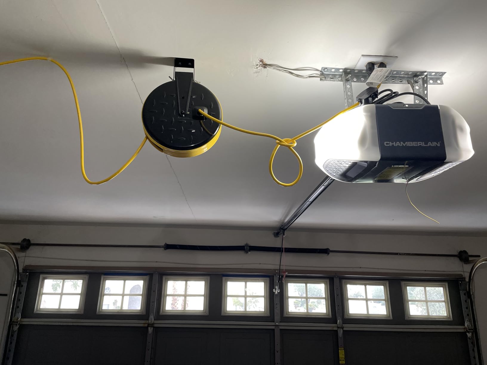 DEWENWILS 30 Ft Retractable Extension Cord Reel, Ceiling/Wall Mount 16/3 Gauge SJTW Power Cord with 3 Electrical Outlets Pigtail for Garage and Shop, 10 Amp Circuit Breaker, ALloy Plate, UL Listed customer photo 2