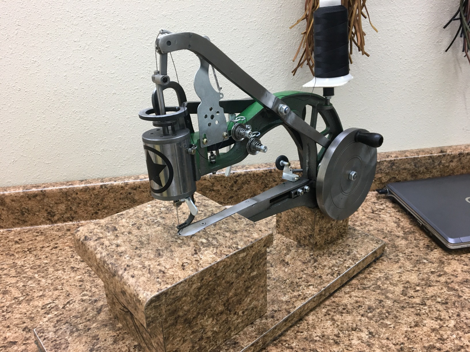 The New Cobbler Machine 10-Bearings, Shoe Repair Hand Leather Sewing Machine, Shoe Cobbler Machine with Nylon Line, Manual Mending for Leather/Shoes/Bags/Clothes/Quilts/Coats/Trousers customer photo 2