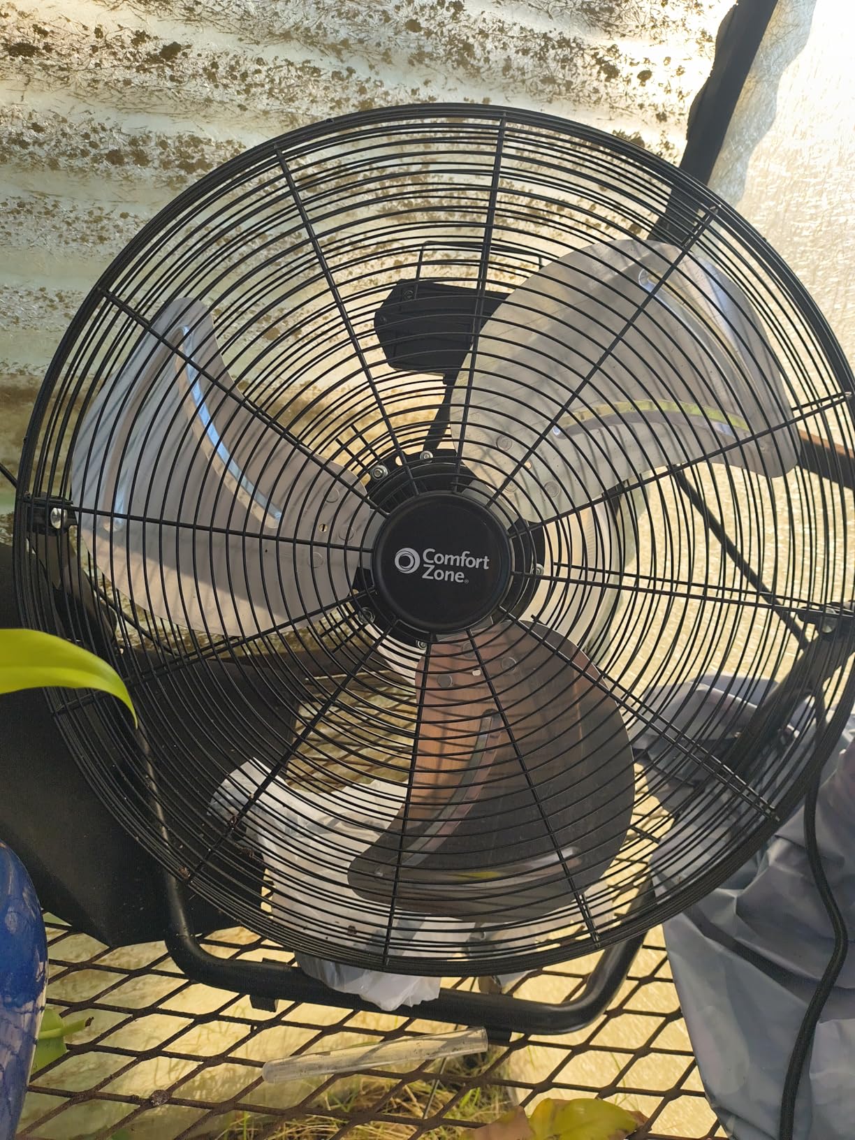 Comfort Zone 20-Inch High-Velocity Industrial Floor Fan, Heavy-Duty 3-Speed Metal Shop Fan with 180 Degree Adjustable Tilt & Carry Handle, Quiet Vibration-Free Cooling for Garage, Workshop, & Home customer photo 2