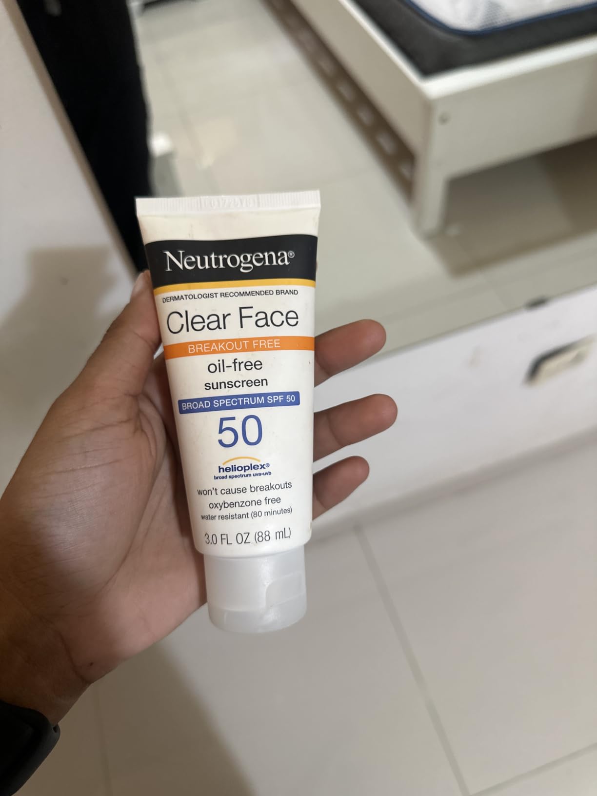 Neutrogena Clear Face Sunscreen Lotion SPF 50 for Acne-Prone Skin Broad Spectrum UVA UVB Protection Oil-Free No-Fragrance Water-Resistant Daily Face Moisturizer, 3 fl oz customer photo 1
