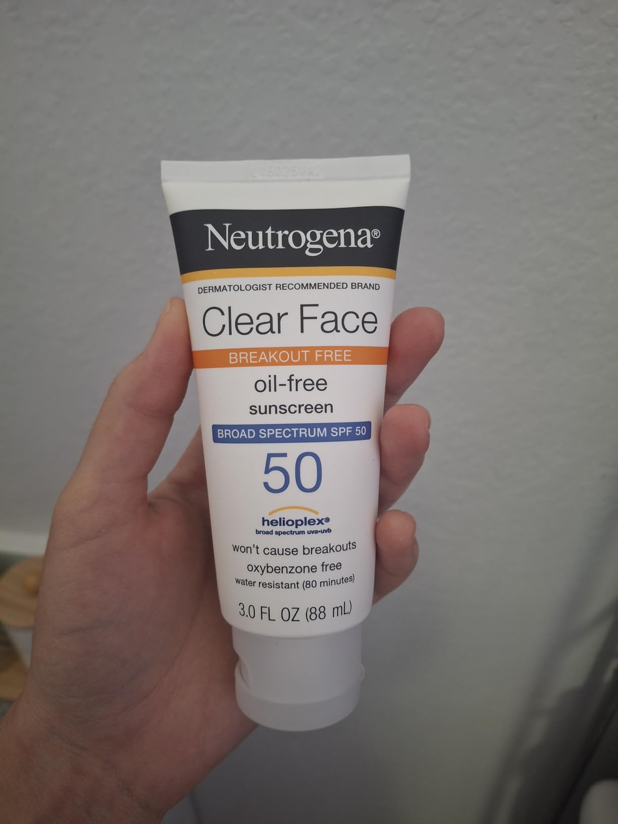 Neutrogena Clear Face Sunscreen Lotion SPF 50 for Acne-Prone Skin Broad Spectrum UVA UVB Protection Oil-Free No-Fragrance Water-Resistant Daily Face Moisturizer, 3 fl oz customer photo 2
