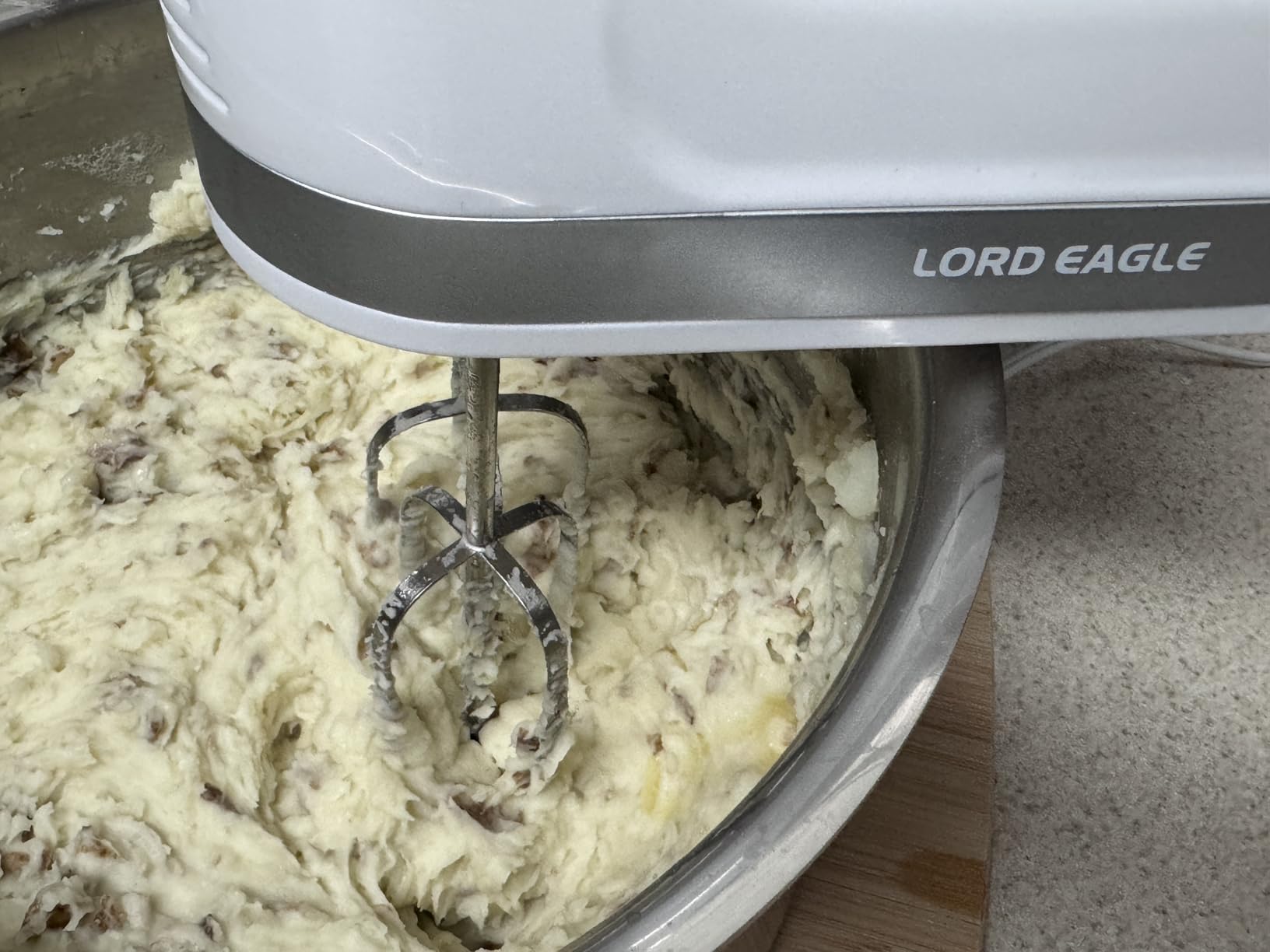 Lord Eagle Hand Mixer Electric Handheld 400W, 5-Speed Lightweight Kitchen Mixer with Storage Case, 5 Stainless Steel Attachments for Baking Cake Egg Cream Food Beater, Turbo+Eject Button customer photo 1