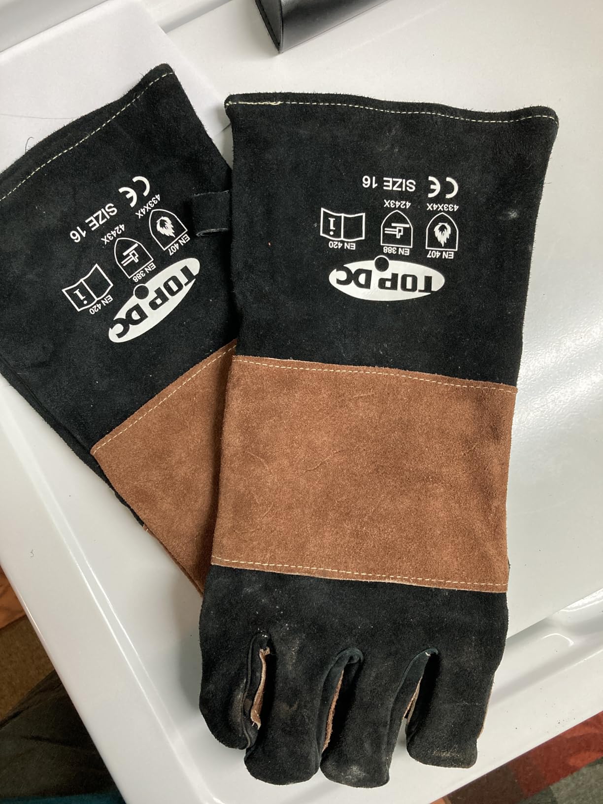TOPDC Welding Gloves 16 Inches 932F Fire/Heat Resistant Leather Welding Gloves For Mig, Tig, Stick, Forge, BBQ, Grill, Fireplace, Wood Stove, Furnace, Oven, Animal Handling for Safe, Loving Pet Care customer photo 1