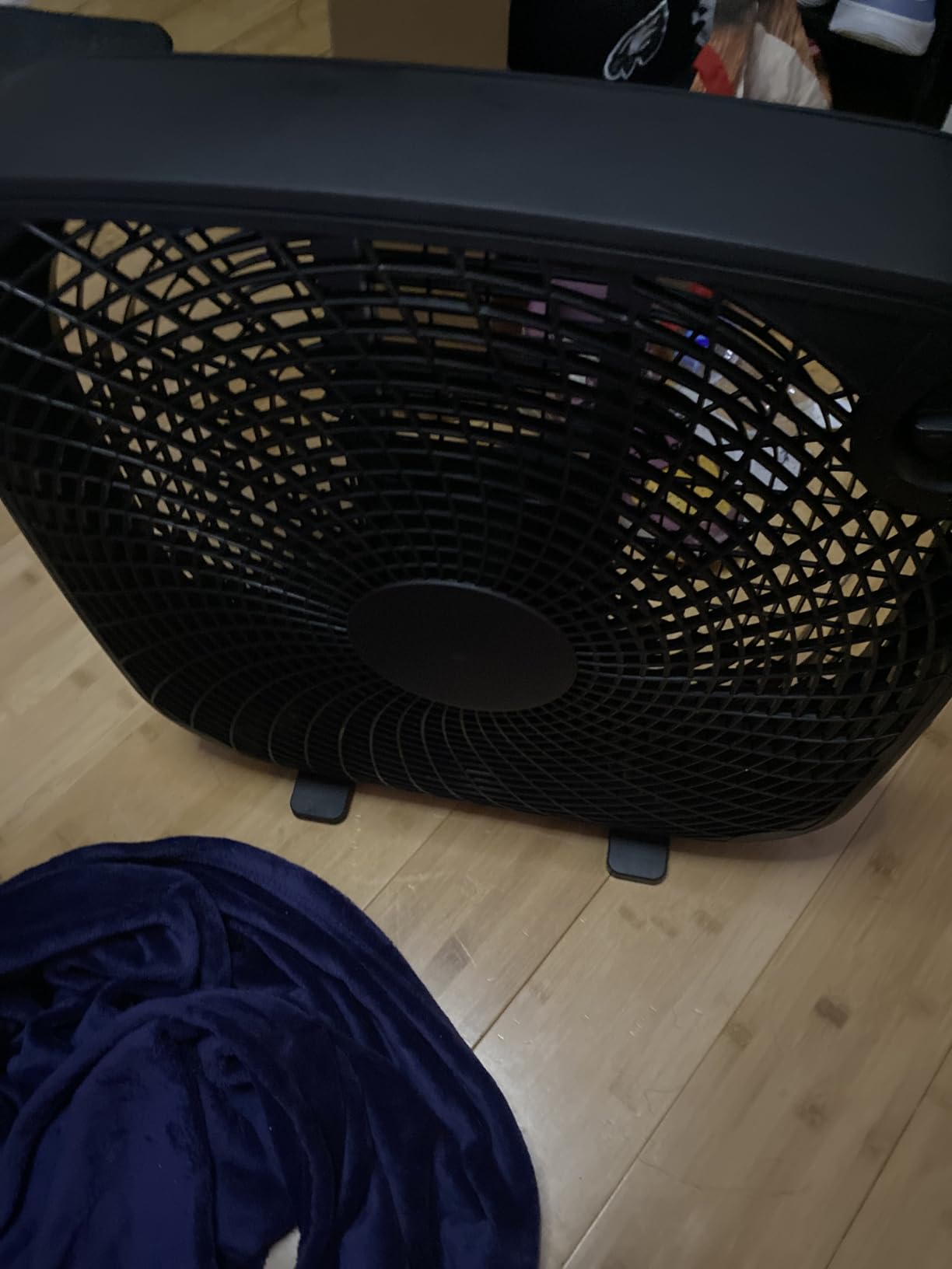 Amazon Basics 3-Speed Box Fan for Bedroom, Portable with Carry Handle, Powerful Airflow, 5 Blades, Lightweight Design, 67 Watts, 20-Inch, Black customer photo 1