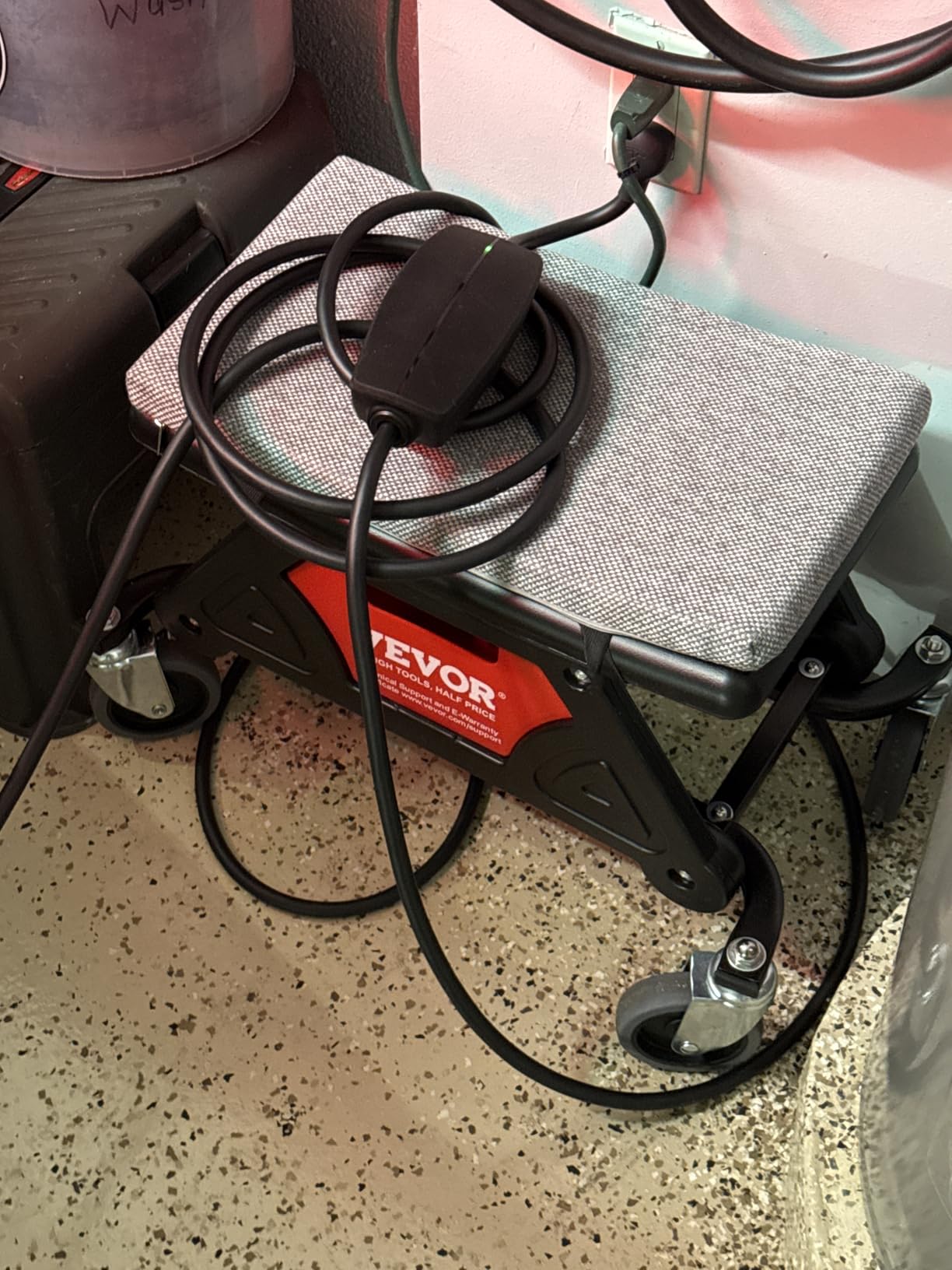 VEVOR Mechanic Stool 300 LBS Capacity Garage Stool, Heavy Duty Rolling Mechanics Seat with Three Slide Out Tool Trays and Drawer customer photo 2