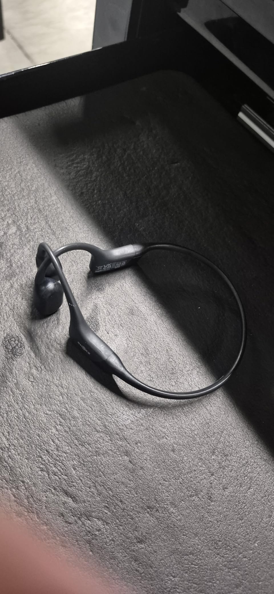 SHOKZ OpenRun - Bone Conduction Open-Ear Bluetooth Sport Headphones, Running Workout, Sweat Headband, IP67 Sweat Resistant, 8H Playtime, Mic, Black customer photo 2
