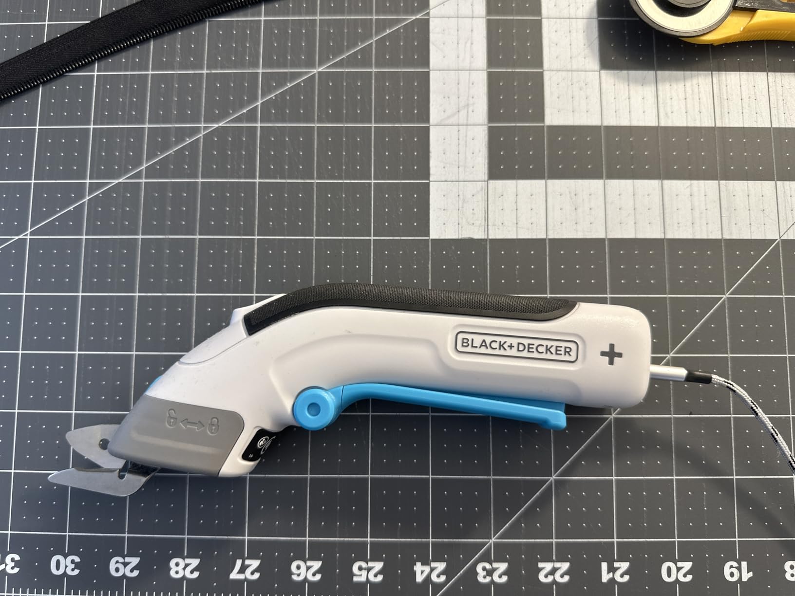 BLACK+DECKER 4V MAX Cordless Electric Fabric Craft Scissors, USB Rechargeable (BCSC115FF) customer photo 1