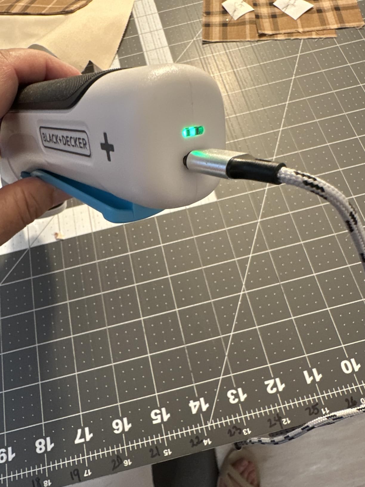BLACK+DECKER 4V MAX Cordless Electric Fabric Craft Scissors, USB Rechargeable (BCSC115FF) customer photo 2
