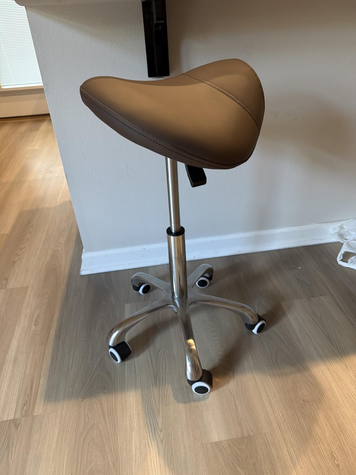 Kaleurrier Saddle Stool Rolling Swivel Height Adjustable with Wheels, Heavy Duty Anti-Fatigue Ergonomic Saddle Chair for Hair Beauty Salon Lab Dental Massage Office Home Kitchen (with Back, White) customer photo 2