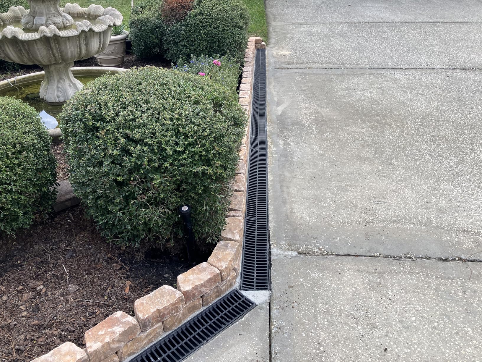 VEVOR Trench Drain System with Plastic Grate, 5.9x5.1-Inch HDPE Channel Drainage for Garden, Driveway - 6 Pack customer photo 2