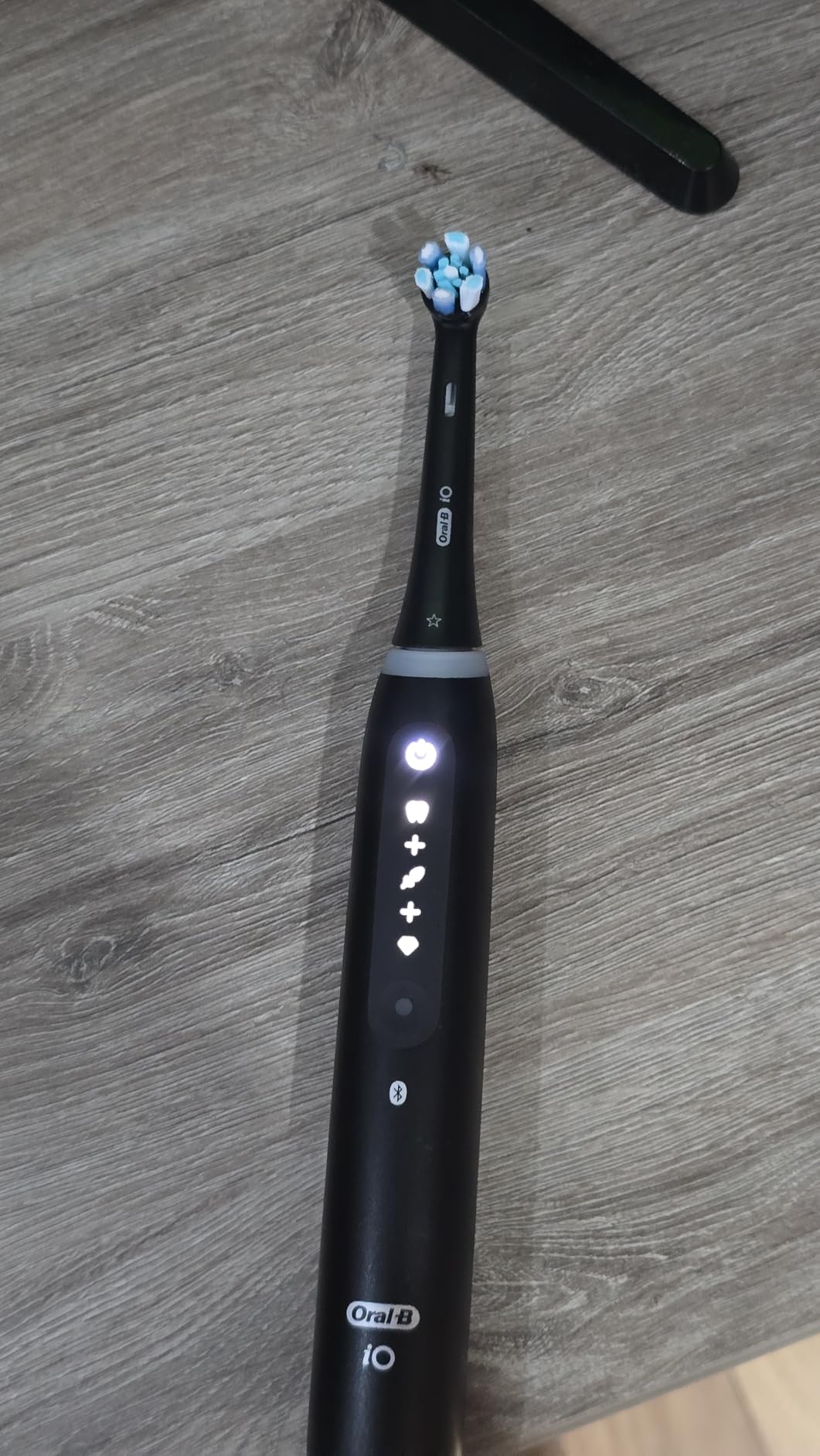 Oral-B iO5 Customizable Clean Rechargeable Electric Toothbrush, 5 Cleaning Modes, Visual Pressure Sensor, Travel Case, Black customer photo 1