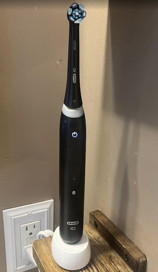 Oral-B iO5 Customizable Clean Rechargeable Electric Toothbrush, 5 Cleaning Modes, Visual Pressure Sensor, Travel Case, Black customer photo 2