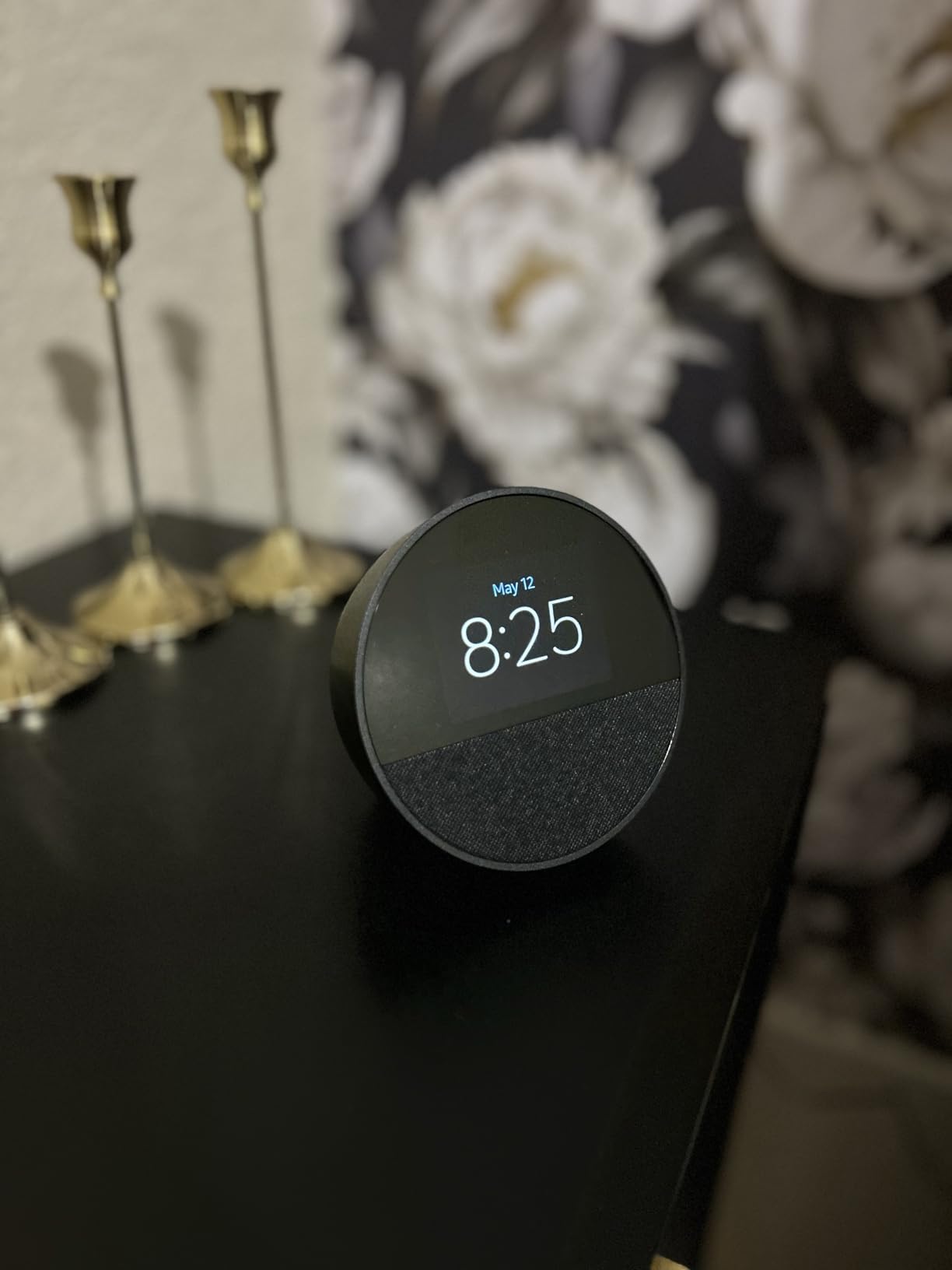 Amazon Echo Spot (newest model), Great for nightstands, offices and kitchens, Smart alarm clock, Designed for Alexa+, Black customer photo 1