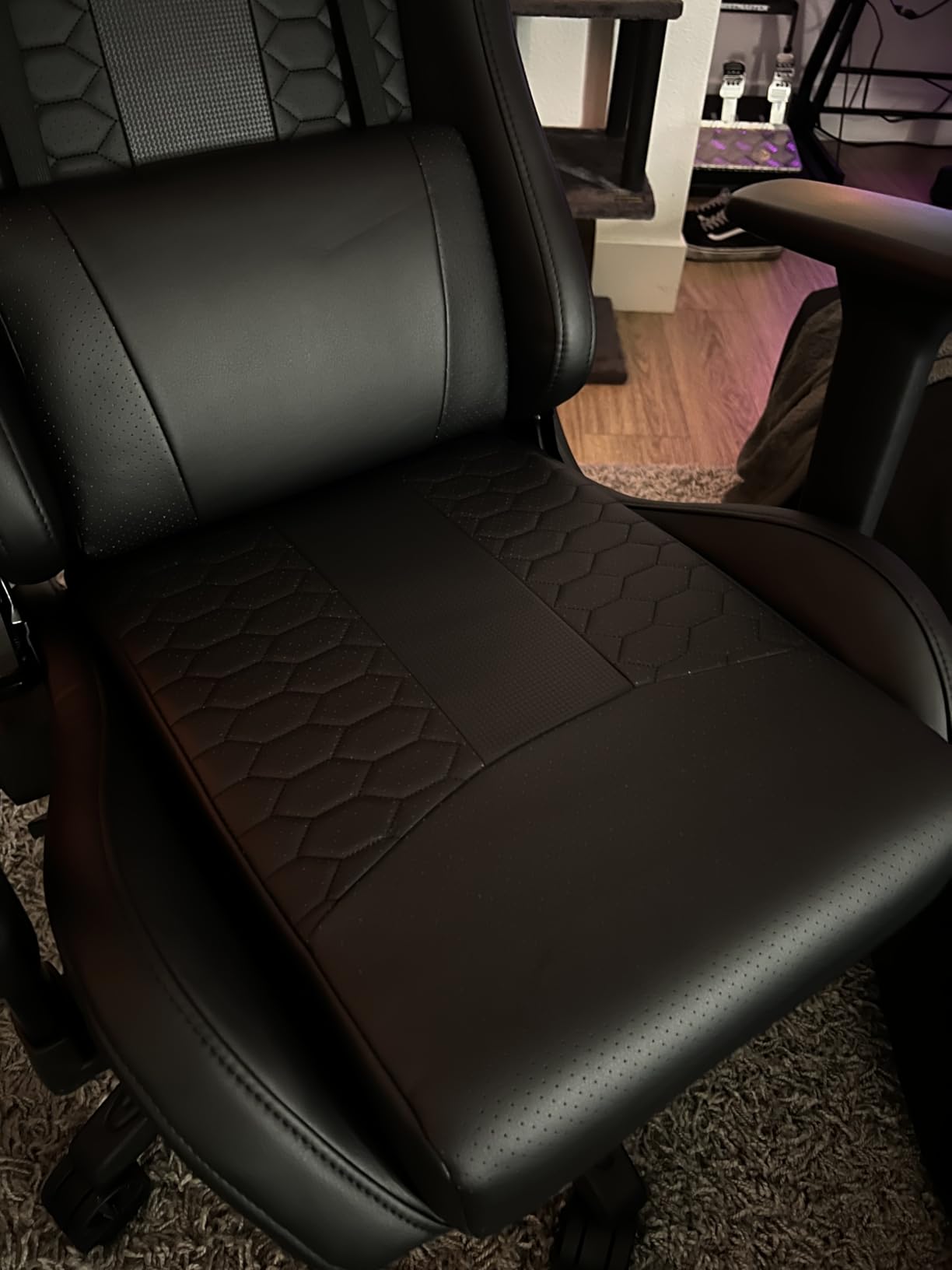 Corsair TC100 Relaxed Gaming Chair - Leatherette - Racing-Inspired Design - Lumbar Pillow - Detachable Memory Foam Neck Pillow - Adjustable Seat Height - Adjustable Armrests - Black customer photo 1