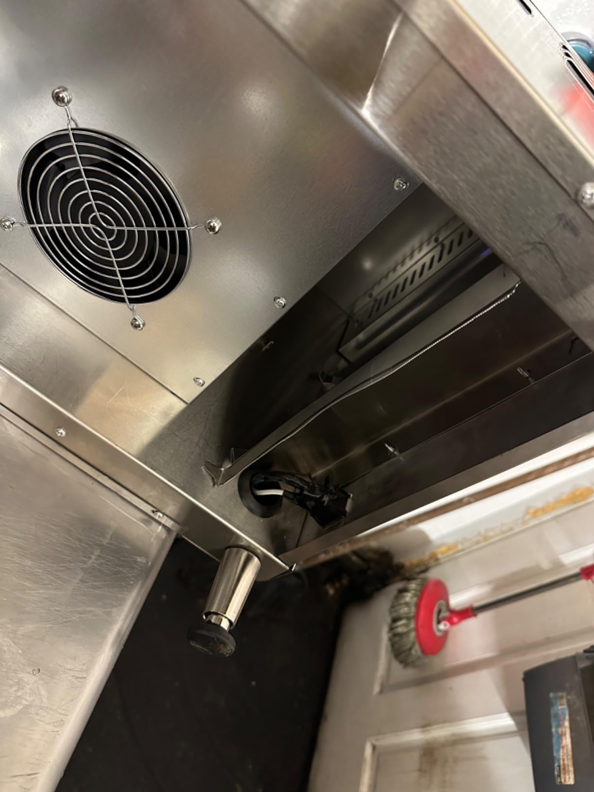 Winco ECT-300 Commercial Conveyor Toaster, 300 Slices/Hour customer photo 1