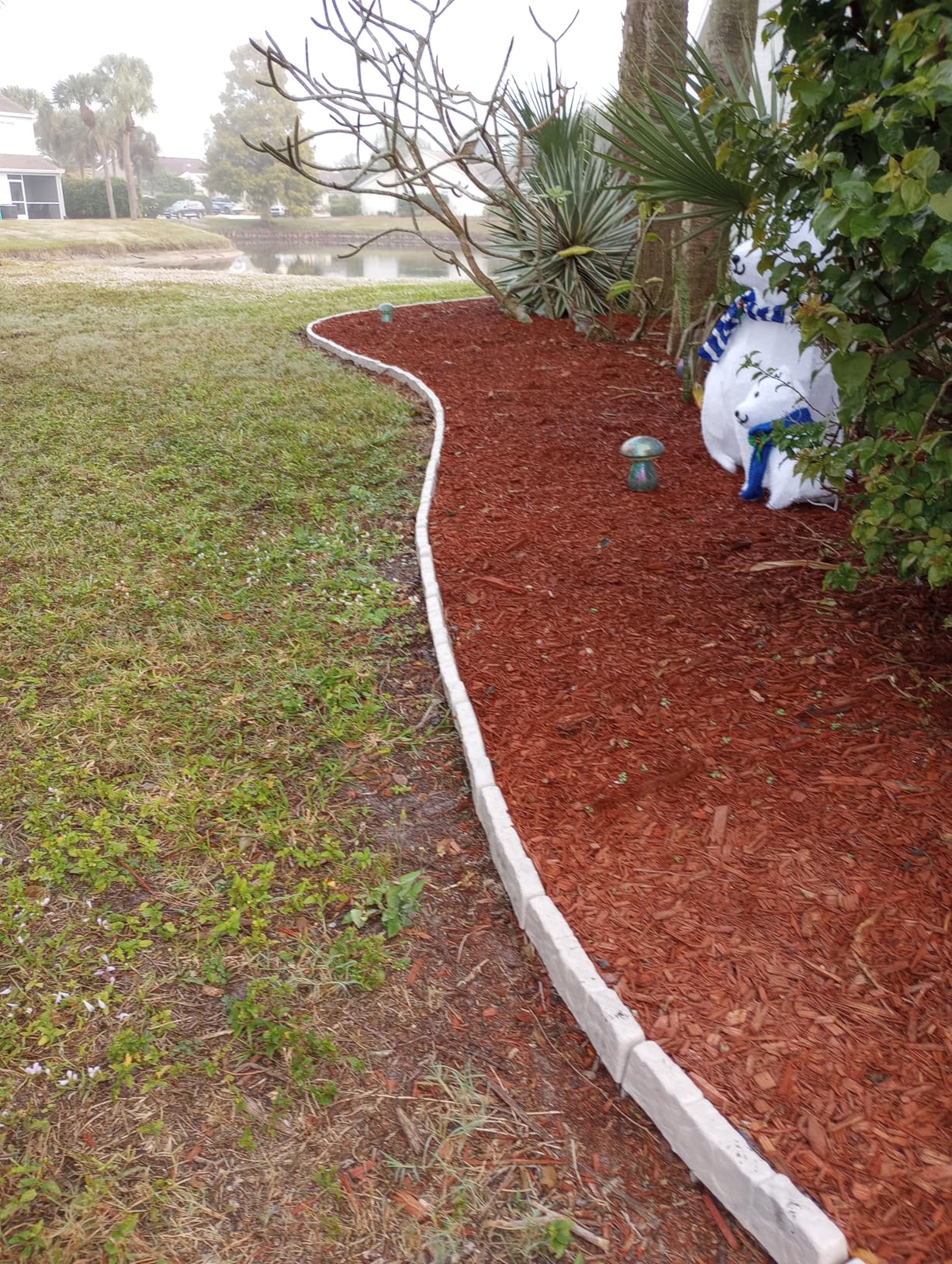 Suncast Interlocking Border Edging - Stone -Like Poly Construction for Garden, Lawn, and Landscape Edging - Water Resistant Border for Containing Trees, Flower Beds and Walkways - Light Taupe -Gray customer photo 1