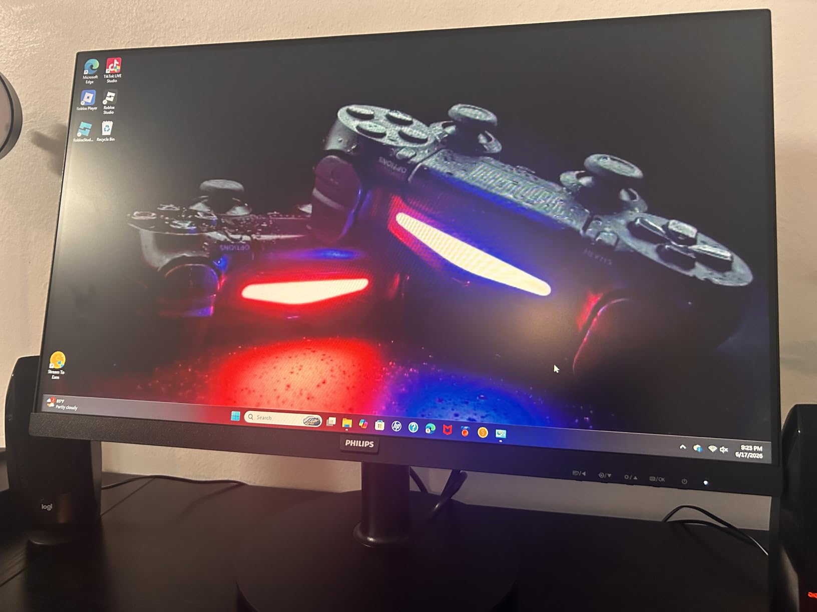 Philips 24 inch 100Hz Computer Monitor, Frameless Full HD (1920 x 1080), VESA, HDMI x1, VGA Port x1, Eye Care, 4 Year Advance Replacement Warranty, 241V8LB customer photo 1
