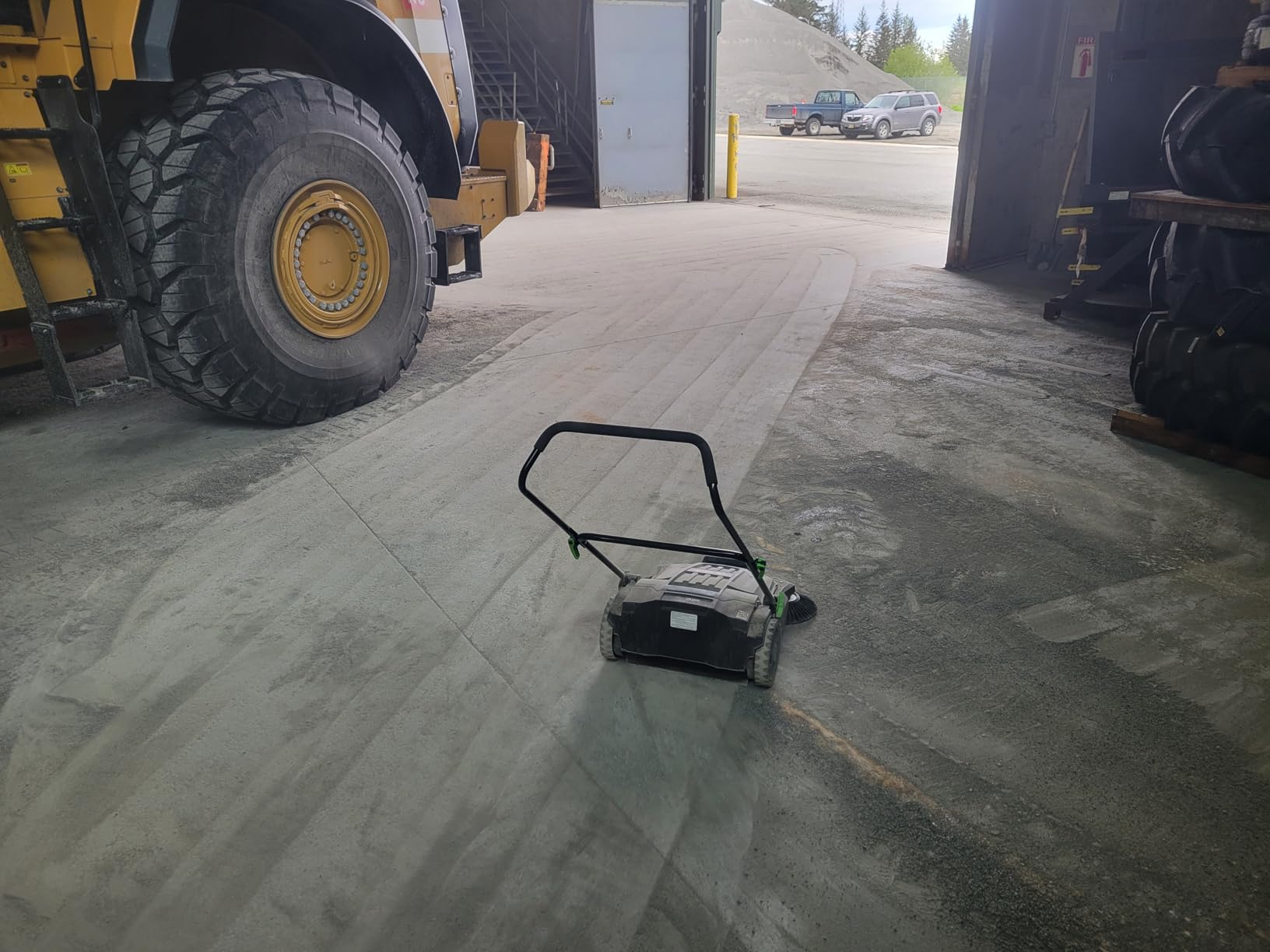 VEVOR Walk-Behind Hand Push Floor Sweeper, 25.6