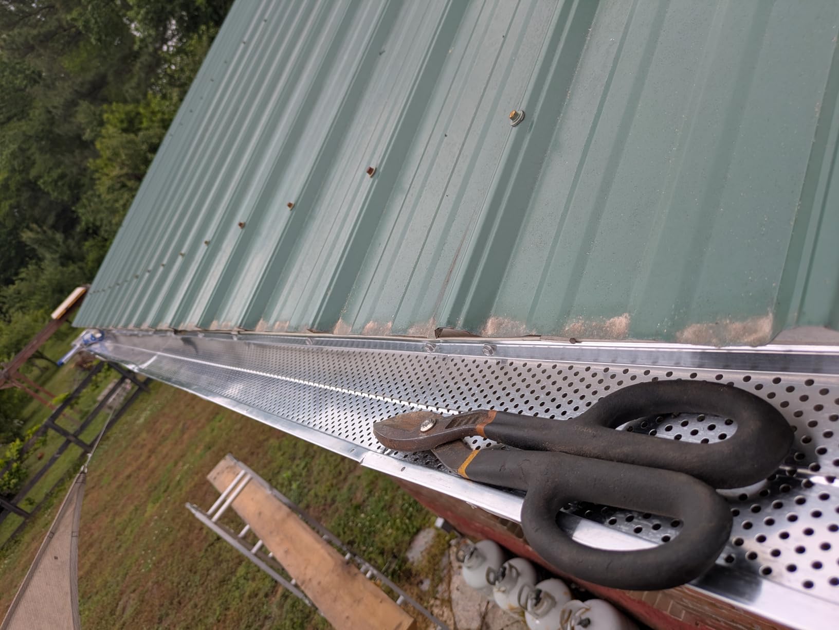 VEVOR Gutter Guard, 5 inch Width, Aluminum Leaf Filter DIY Gutter Cover, 52 PCS 208 ft Total Length, 0.157