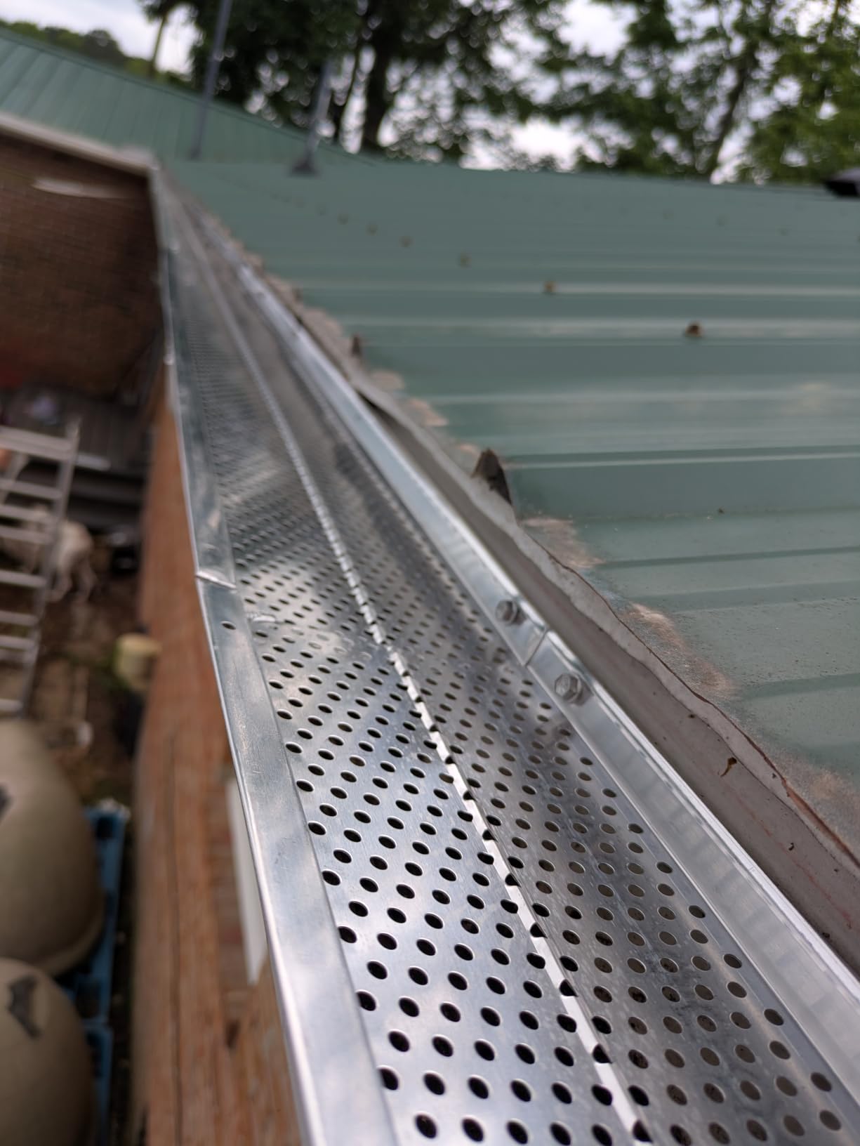 VEVOR Gutter Guard, 5 inch Width, Aluminum Leaf Filter DIY Gutter Cover, 52 PCS 208 ft Total Length, 0.157