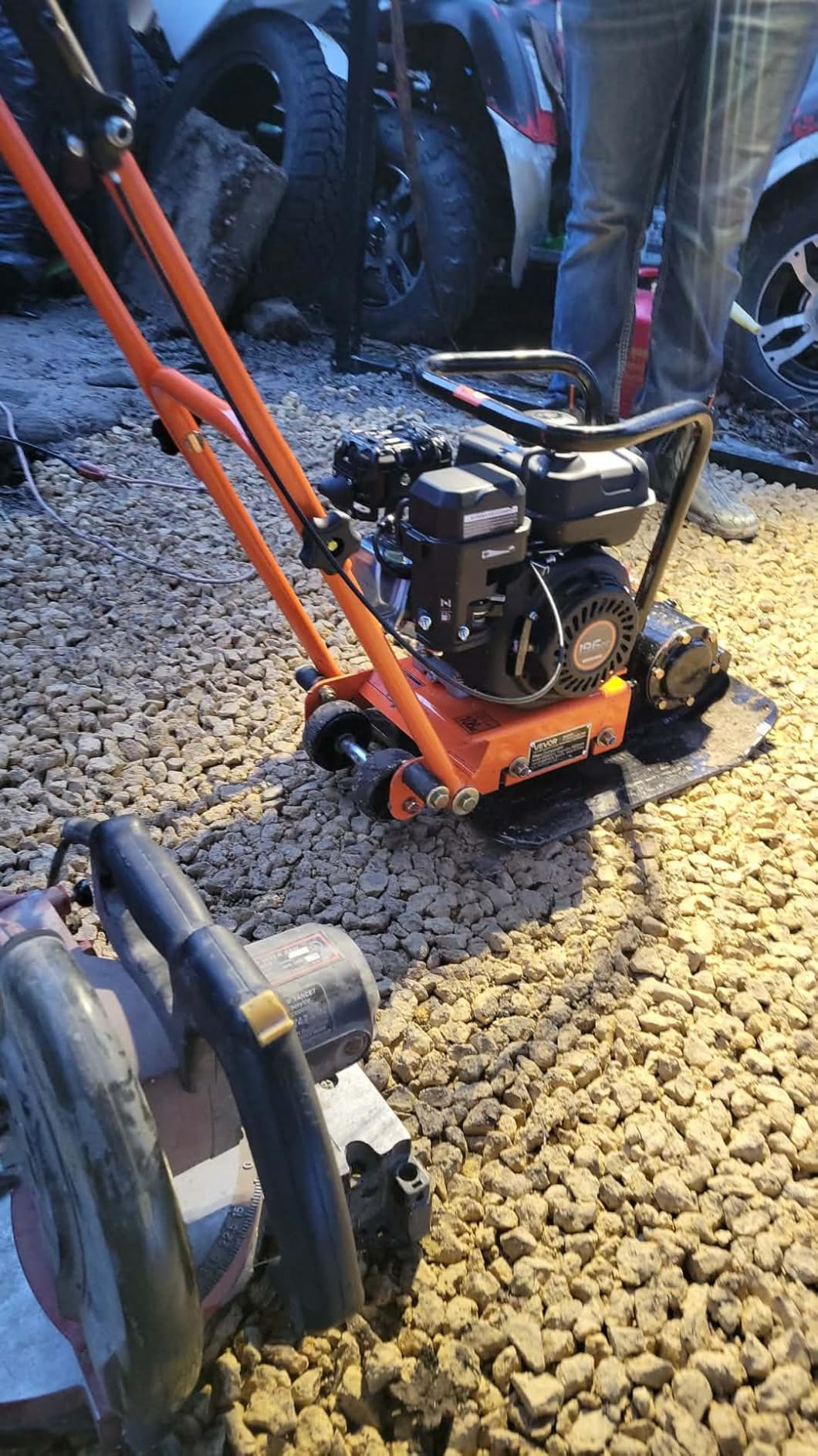 VEVOR 6.5HP Plate Compactor, 196CC Gas Engine, 2360 lbs Vibratory Compaction Tamper, 22.1x15.9 in Plate Power Jumping Jack Tamper, 5600 VPM Pavement Compactor for Walkways, Asphalts, Paver Landscaping customer photo 1