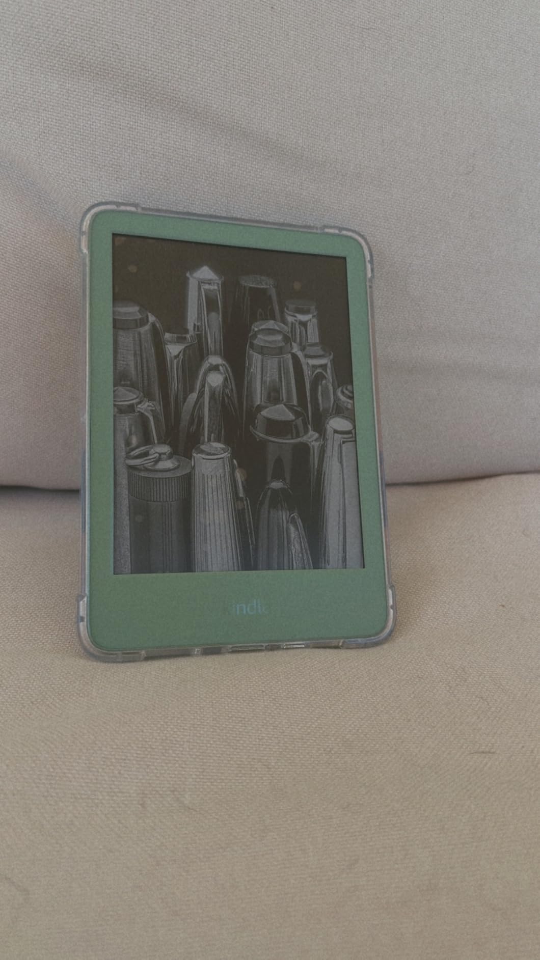 Kindle 16 GB (newest model) - Lightest and most compact Kindle, now with faster page turns, and higher contrast ratio, for an enhanced reading experience - Black customer photo 1