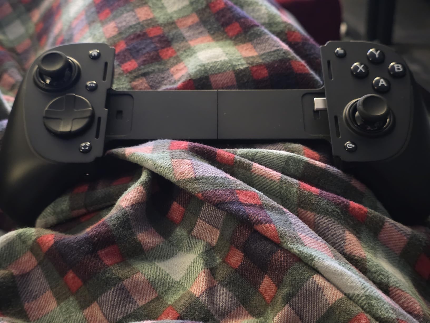 Razer Kishi Ultra Gaming Controller for Android, iPhone 15 & 16 Series, iPad Mini A17 Pro & 6 (USB C): Pro Controls - Ergonomic Grip - Stream PC, Xbox, PS5 Games on Mobile, Phone, Tablet - Chroma RGB customer photo 2