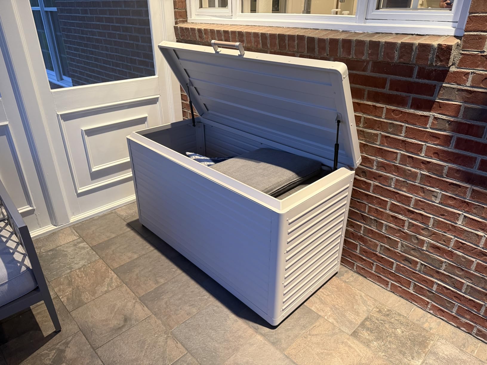 MIRADOR 134 Gallon Outdoor Storage Box with Wheels & Soft-Close Lid, Waterproof Metal Deck Box for Patio Cushions, Garden Tools & Pool Accessories, Charcoal customer photo 2