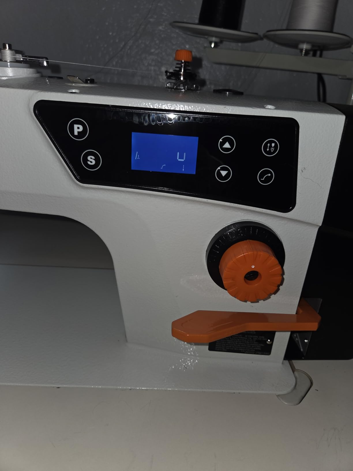 VEVOR Industrial Sewing Machine, 550W Servo Motor and Table Stand, 5000s.p.m Heavy-duty Lockstitch Sewing Machine, Clear Control Panel and Electro-mechanization Intelligent Start-stop for Easy Use customer photo 1