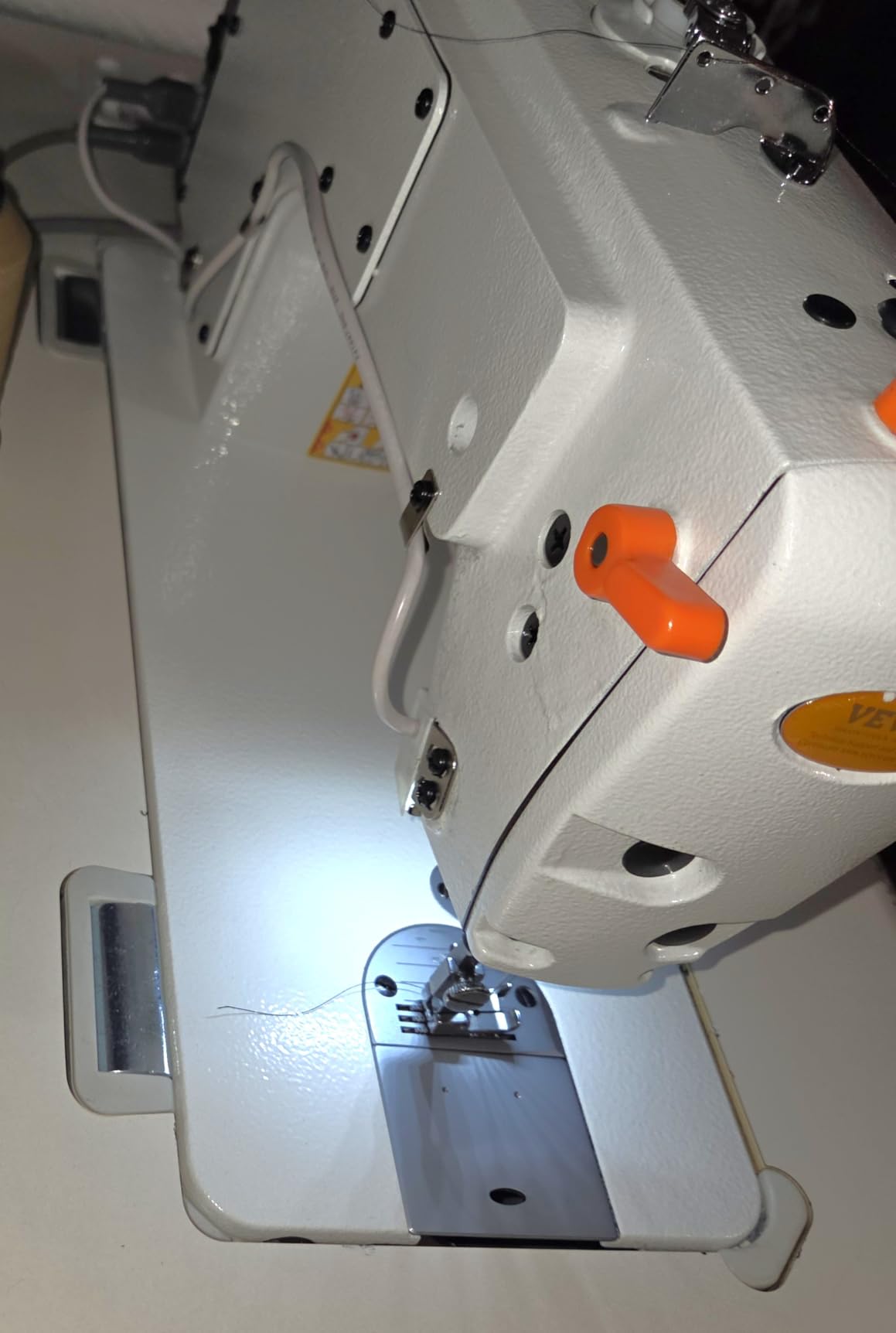 VEVOR Industrial Sewing Machine, 550W Servo Motor and Table Stand, 5000s.p.m Heavy-duty Lockstitch Sewing Machine, Clear Control Panel and Electro-mechanization Intelligent Start-stop for Easy Use customer photo 2