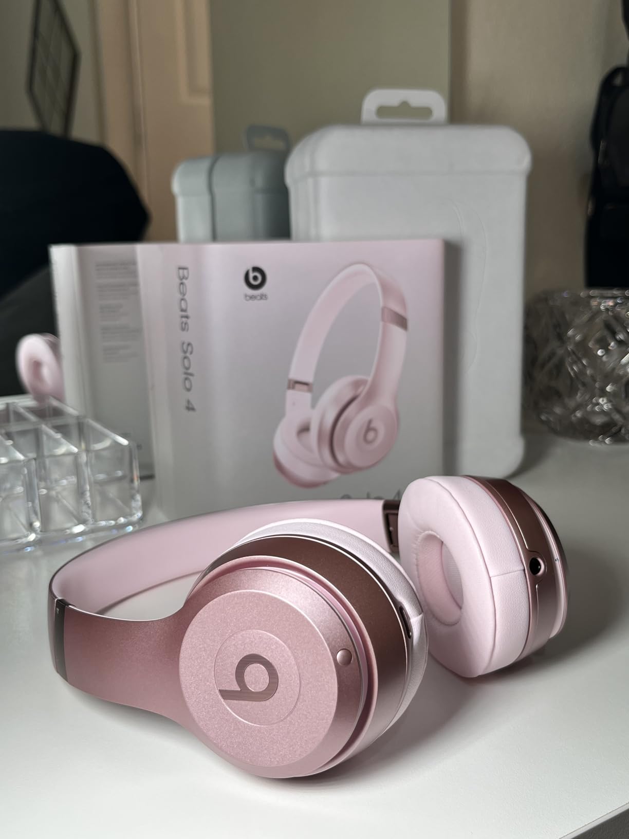 Beats Solo 4 - Wireless On-Ear Bluetooth Headphones, Up to 50-Hour Battery Life, Ultra-Lightweight Comfort, Powerful and Balanced Sound, Apple & Android Compatible - Black & Gold customer photo 1