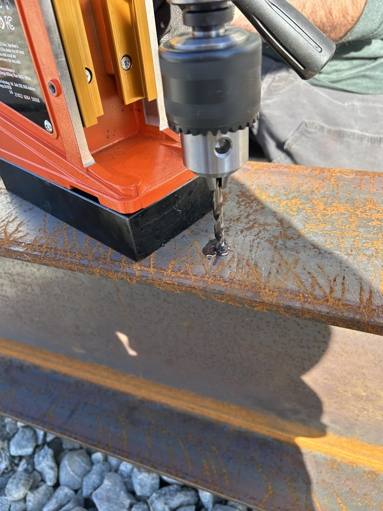 VEVOR Magnetic Drill, 1450W Motor 1.6 in Boring Diameter, 2810 lbf Portable Electric Mag Drill Press, with 2 Coring Bits, Variable Speed, Drilling Machine for Metal Surface, Home Improvement Industry customer photo 1