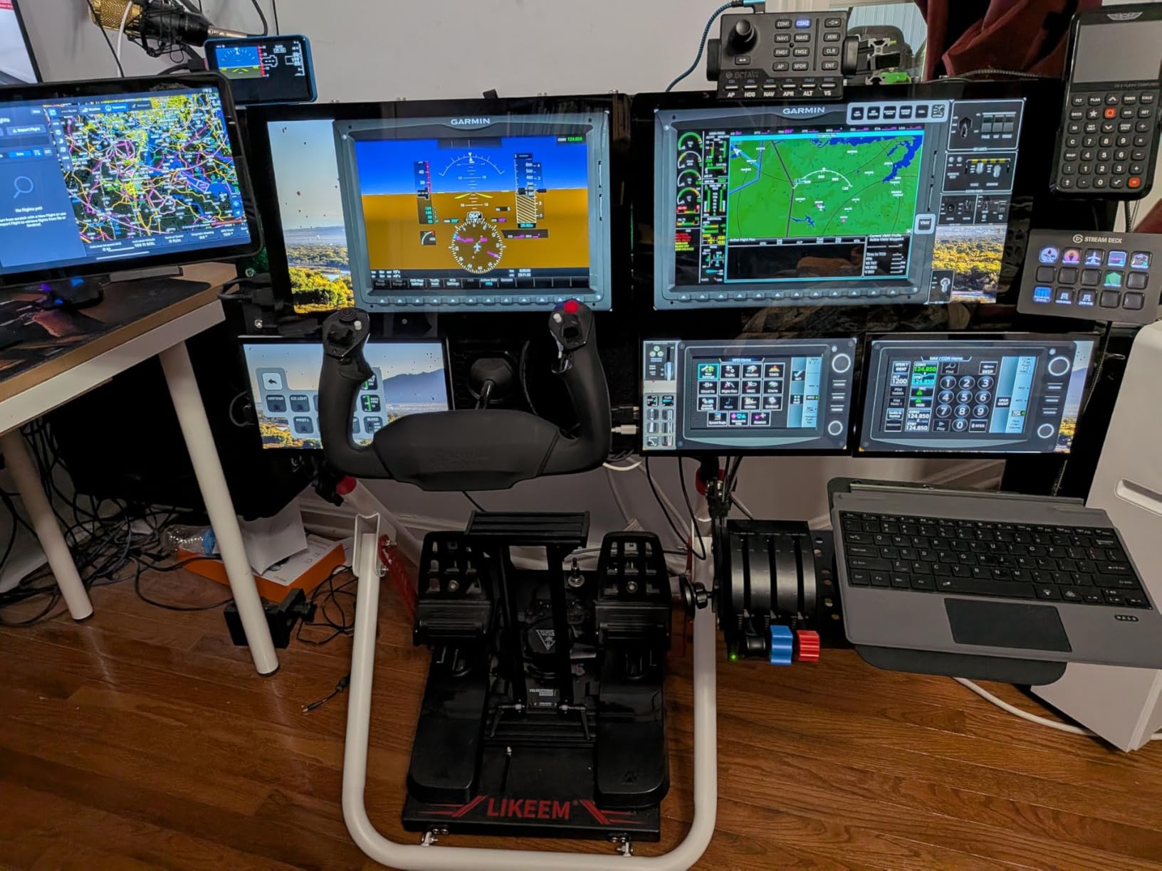 Honeycomb Alpha LITE - compact yoke for flight simulation, 180 rotation, programmable buttons, sturdy steel shaft, clear design perfect for sim beginners, plug & fly with MSFS 2024 customer photo 2