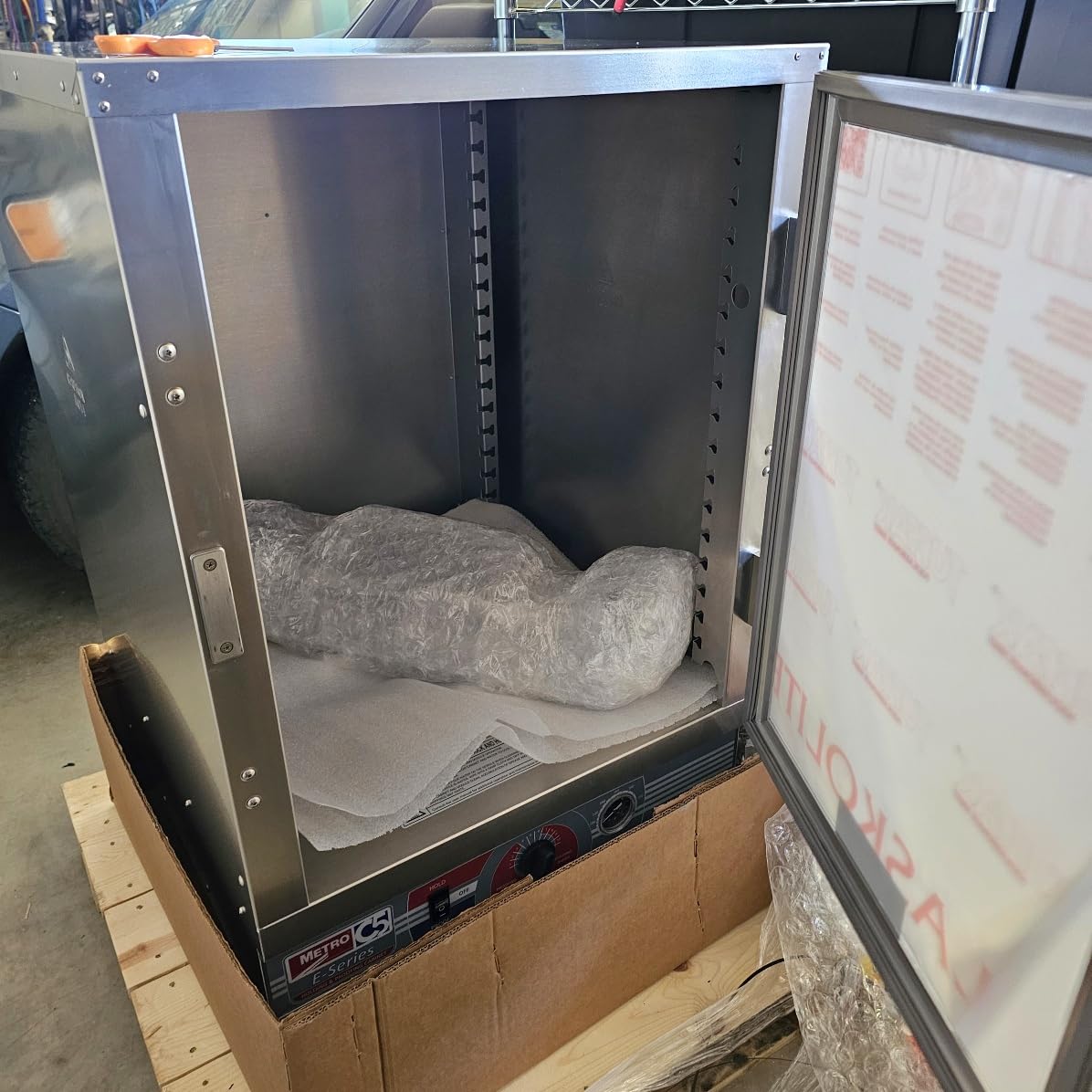 METRO C5E5-CFC-U C5 E-Series Premium Holding and Proofing Cabinet, Half Height, Full Length Clear Door, Universal Wire Slides, 120V, 60Hz, 2000W customer photo 1