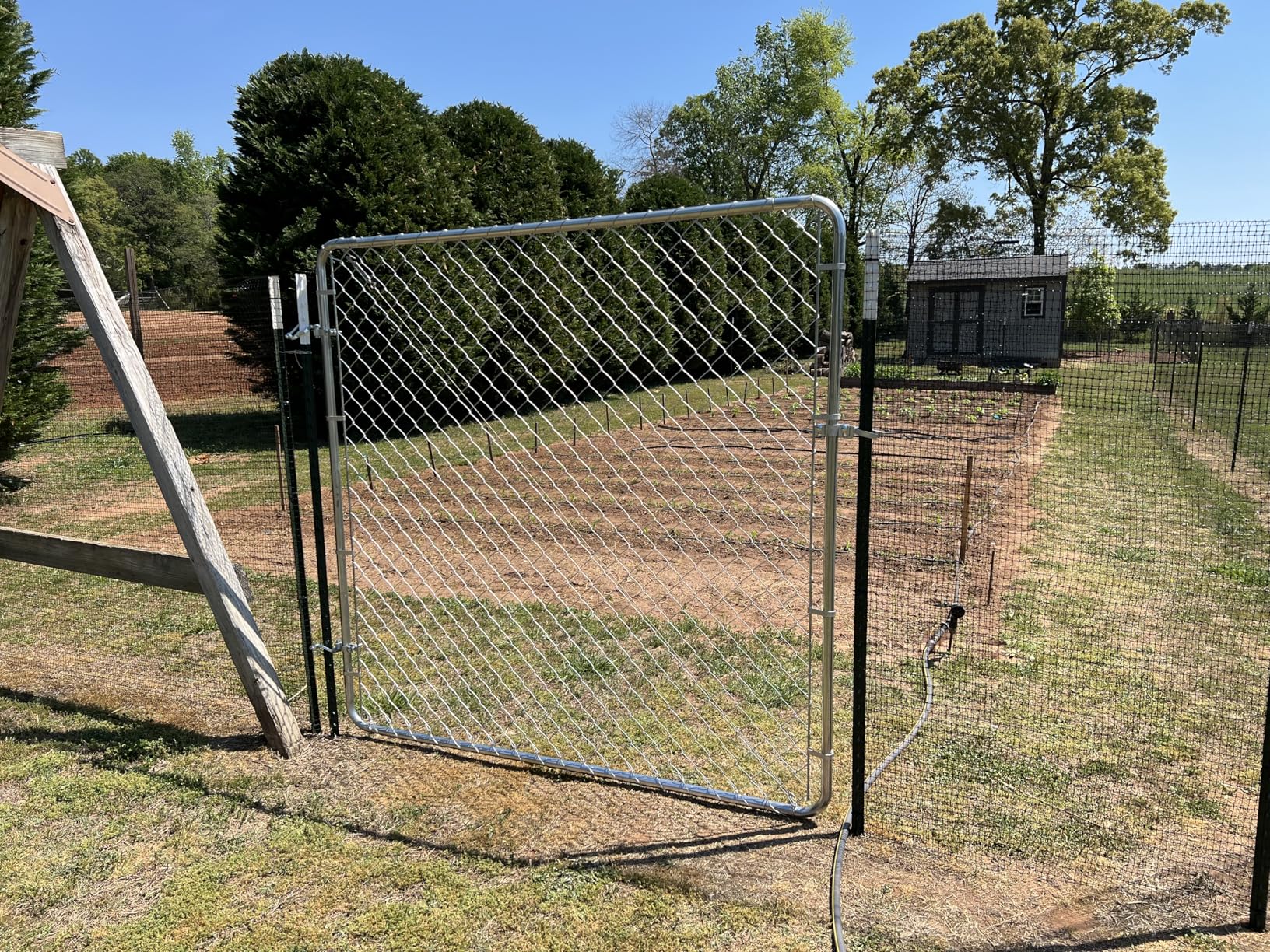 VEVOR Chain Link Fence Gate, 72 x 48 in, Adjustable Chain Link Fence Panel, Fit 2.2-6 ft (W) x 6 ft (H) Garden Fence Gate Opening, Fencing Gate with Plastic Coating, for Farm Black, Posts Not Included customer photo 2
