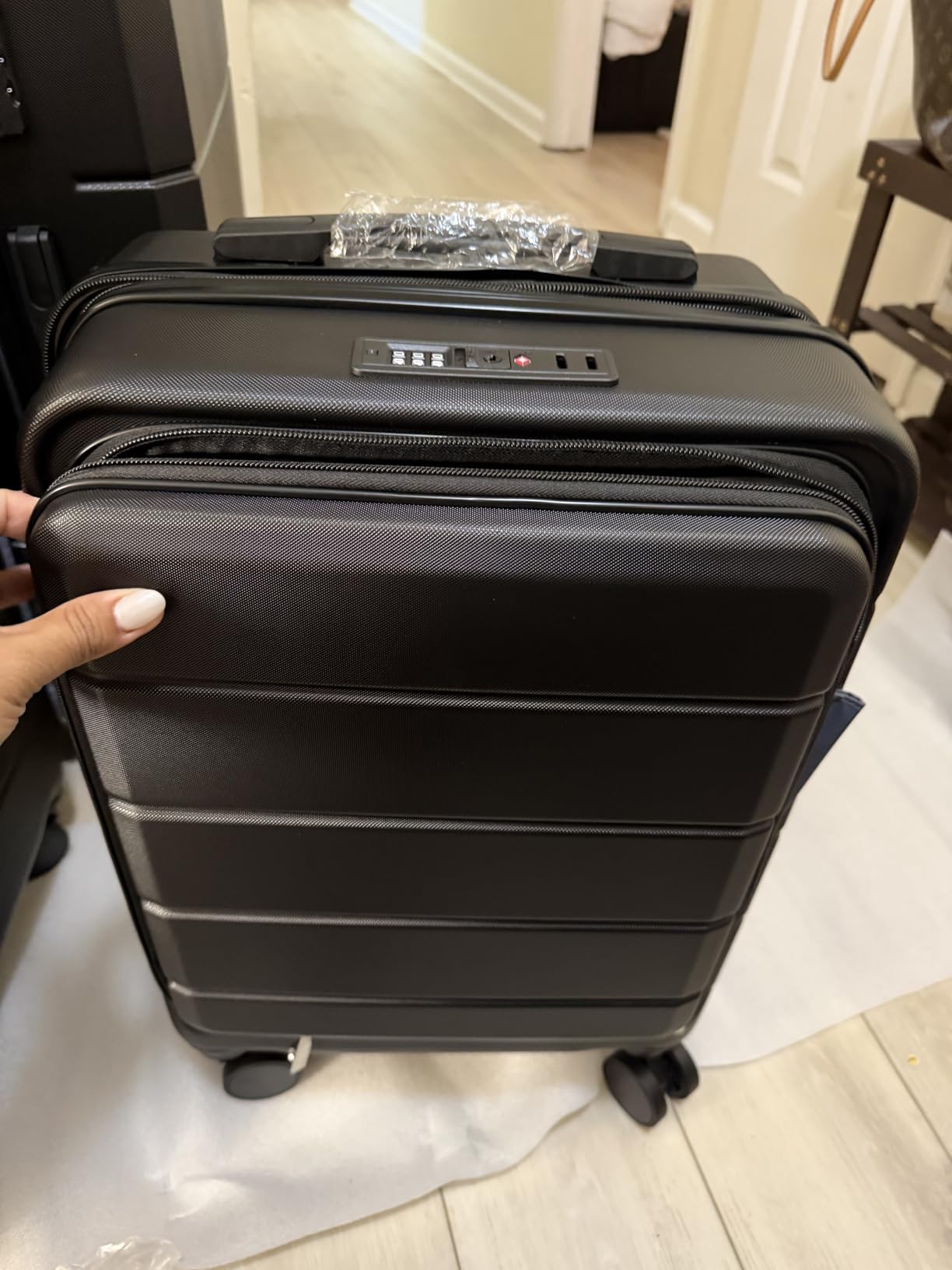 YOETEY Luggage Sets 3 Piece, Expandable Hardshell Suitcase with TSA Lock & Silent Spinner Wheels, Lightweight Hardside Travel Suitcase Set for International Trips (20/24/28 in, White) customer photo 2