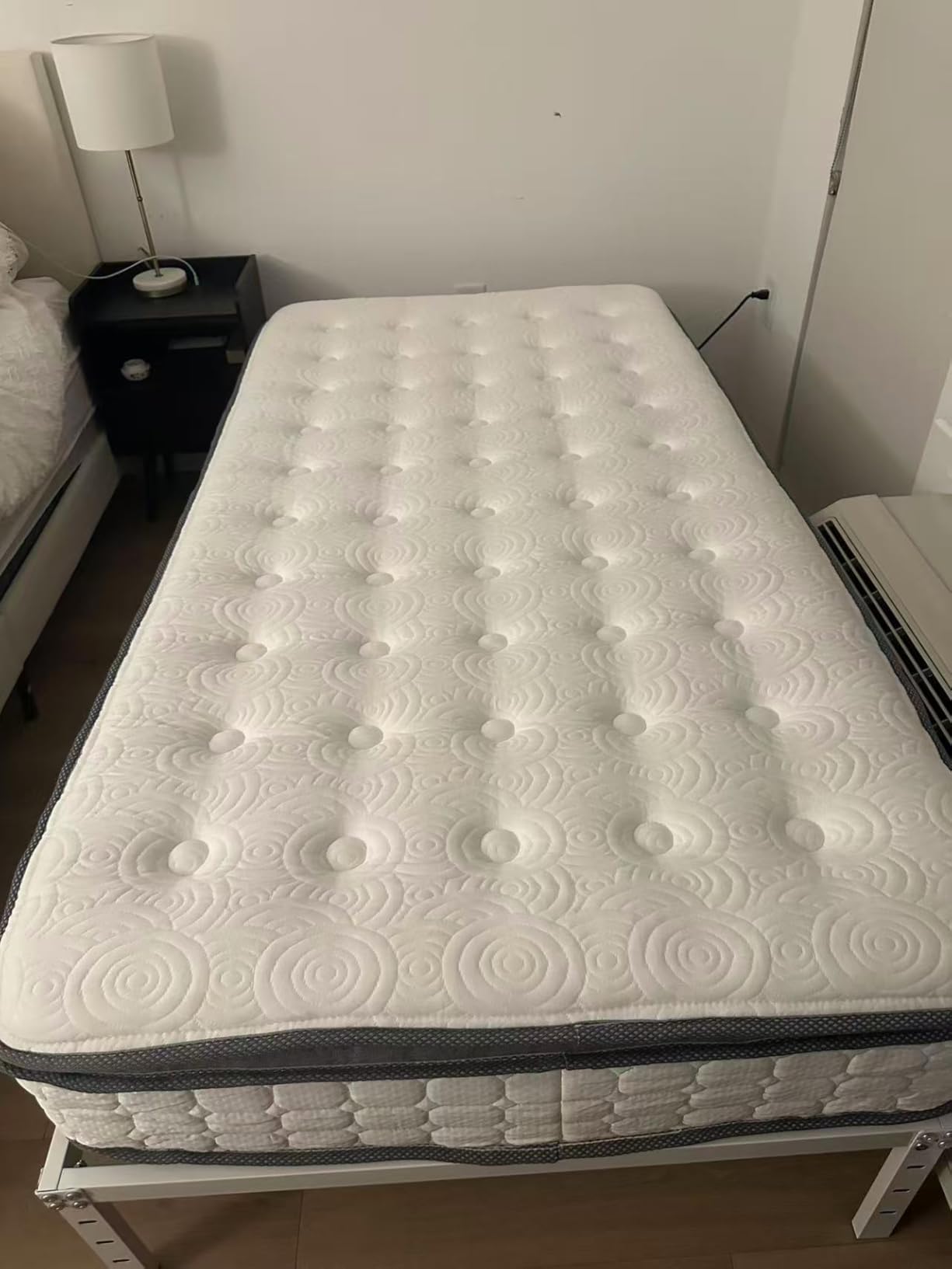 Vesgantti Queen Mattresses 12 Inch Hybrid Pillow Top Queen Size Mattress in a Box, Memory Foam and Pocket Coil, Cooling & Pressure Relief customer photo 2