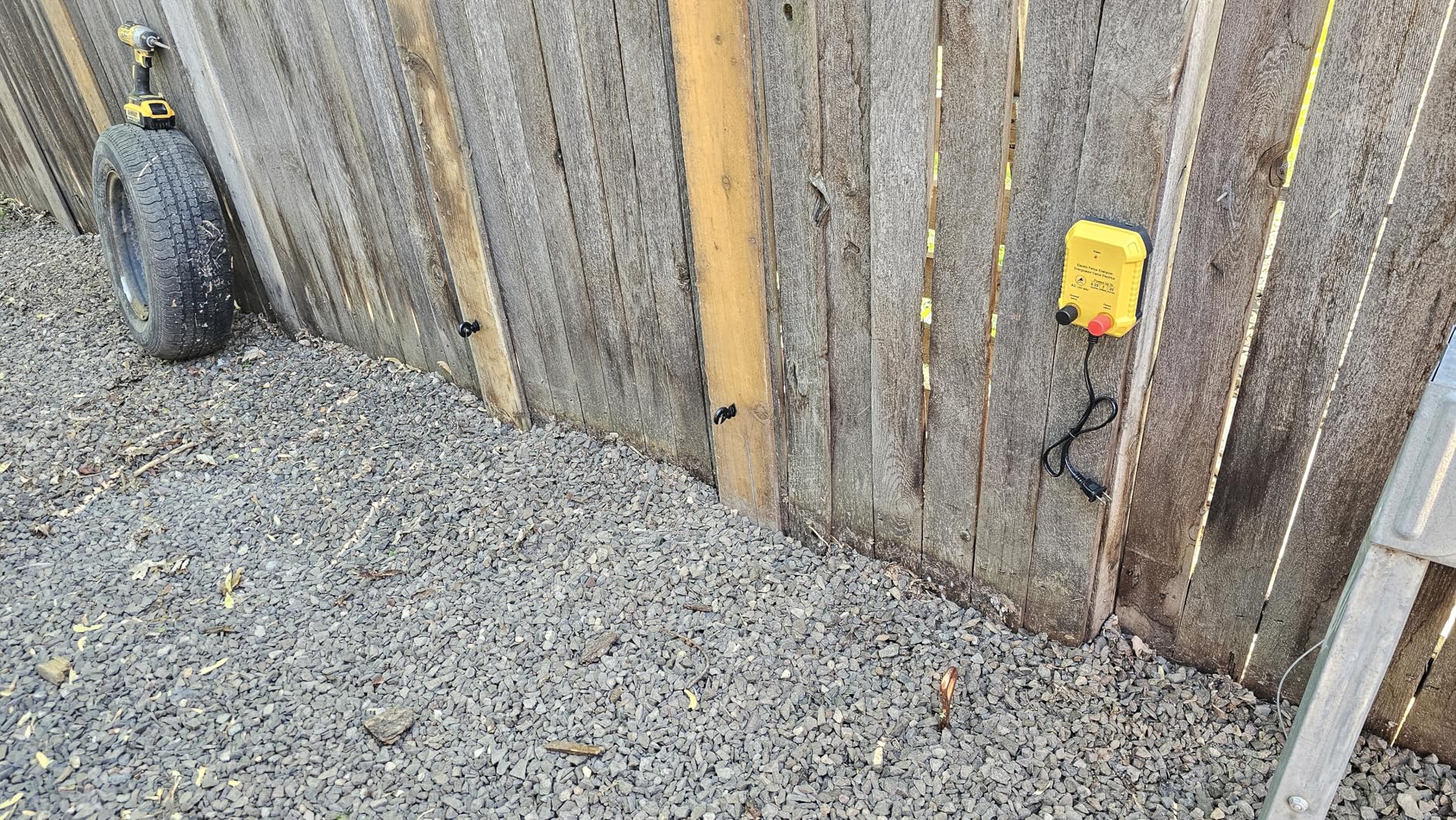 MorningRo Electric Fence for Preventing Animals Intruding 2 Mile 110VAC 1 Joule Electric Plug in Fence, 50 Black Insulator and 1 Socket Tool 250ft Aluminum Wire for Animals and Keep Out Predators customer photo 1