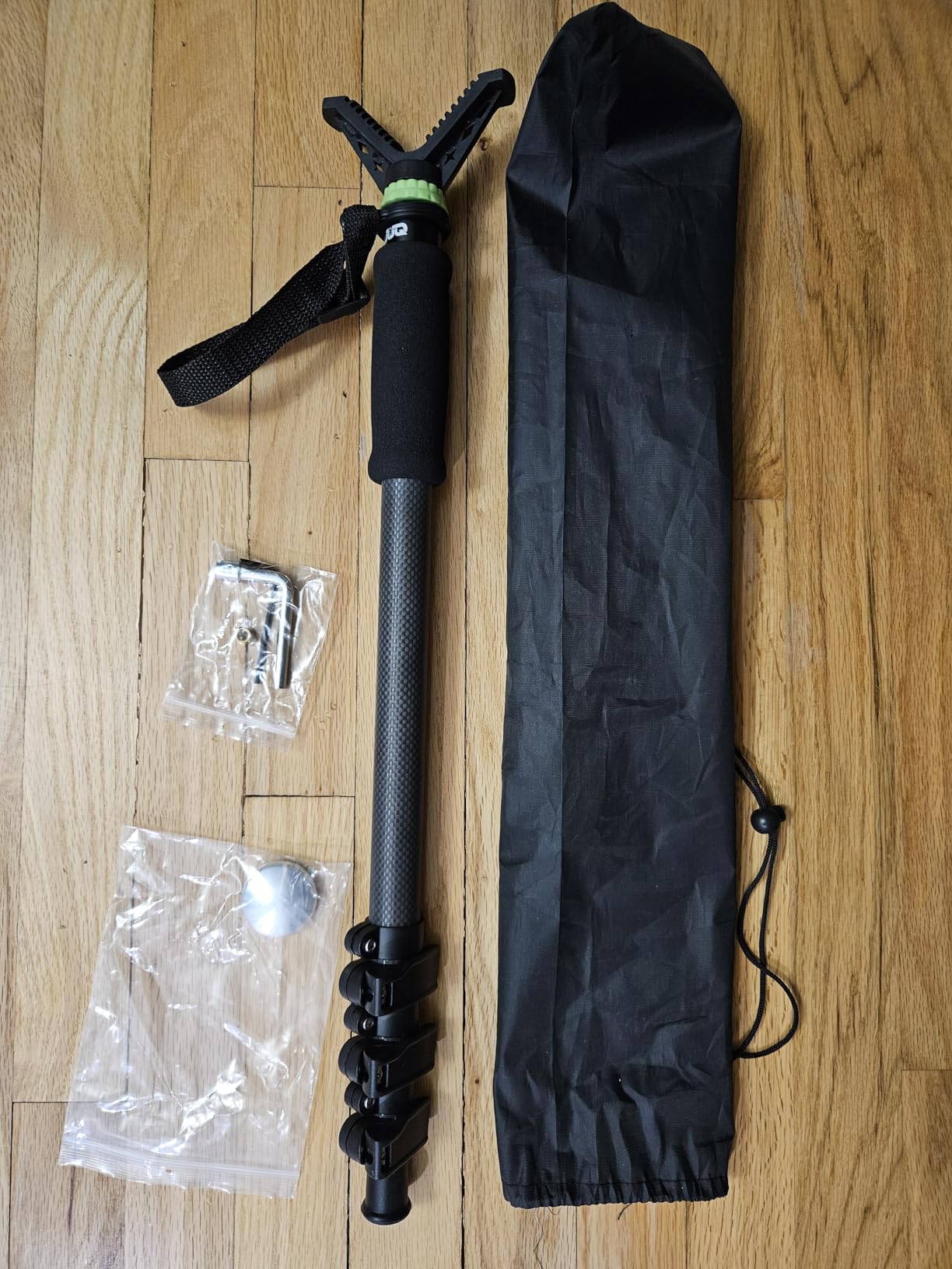 UUQ M4 Carbon Fiber Monopod Shooting Stick and Gun/Rifle Rest, 4-Section Adjustable Height, Durable and Lightweight Versatile Trekking Pole, Portable Compact for Hunting, w/Spike Foot customer photo 1
