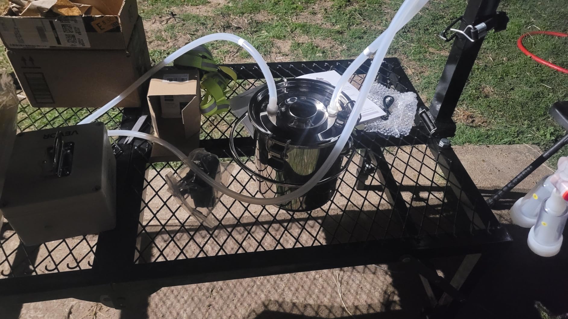 VEVOR Electric Cow Milking Machine, 6.6 Gal / 25 L 304 Stainless Steel Bucket, Food-Grade Teat Cups and Silicone Hose, Strong Suction, Vacuum Pulsation, Electric Milker Machine with Wheels for Cow customer photo 2