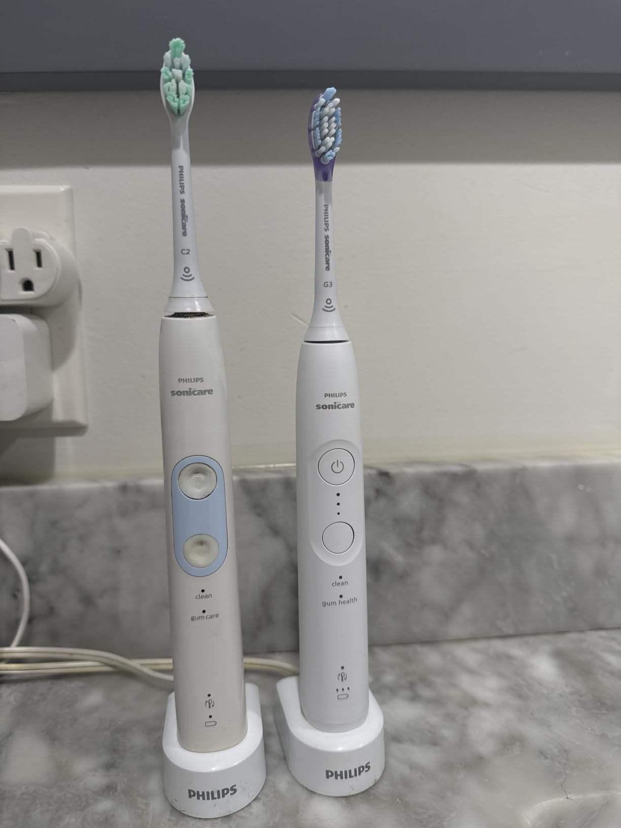 Philips Sonicare 5950 Series Electric Toothbrush with Pressure Sensor, 6 Brushing Settings, Travel Case, White, HX7130/03 customer photo 1